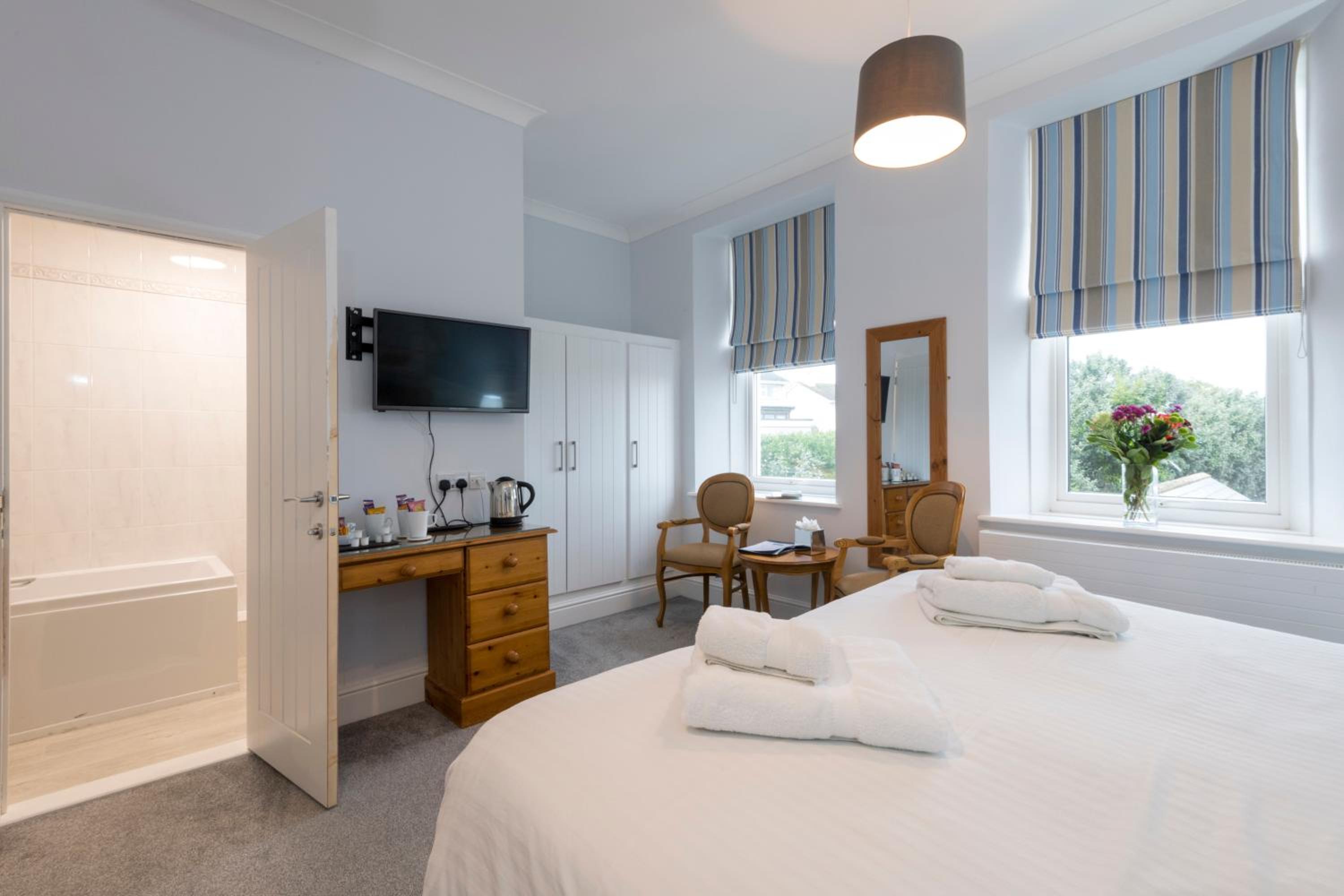 Family Room with Double and Single Beds - Non-Smoking photo 2