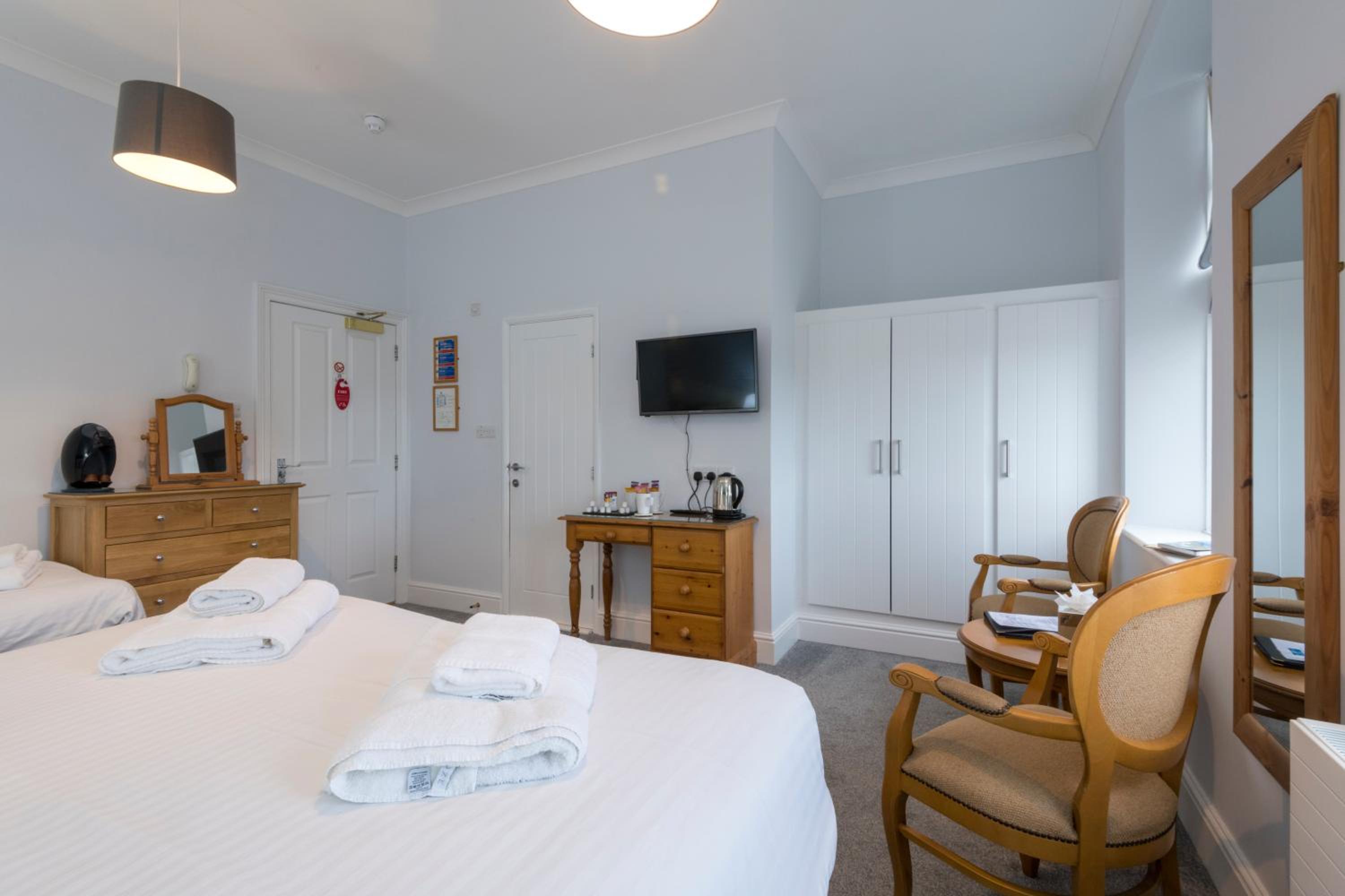 Family Room with Double and Single Beds - Non-Smoking photo 3