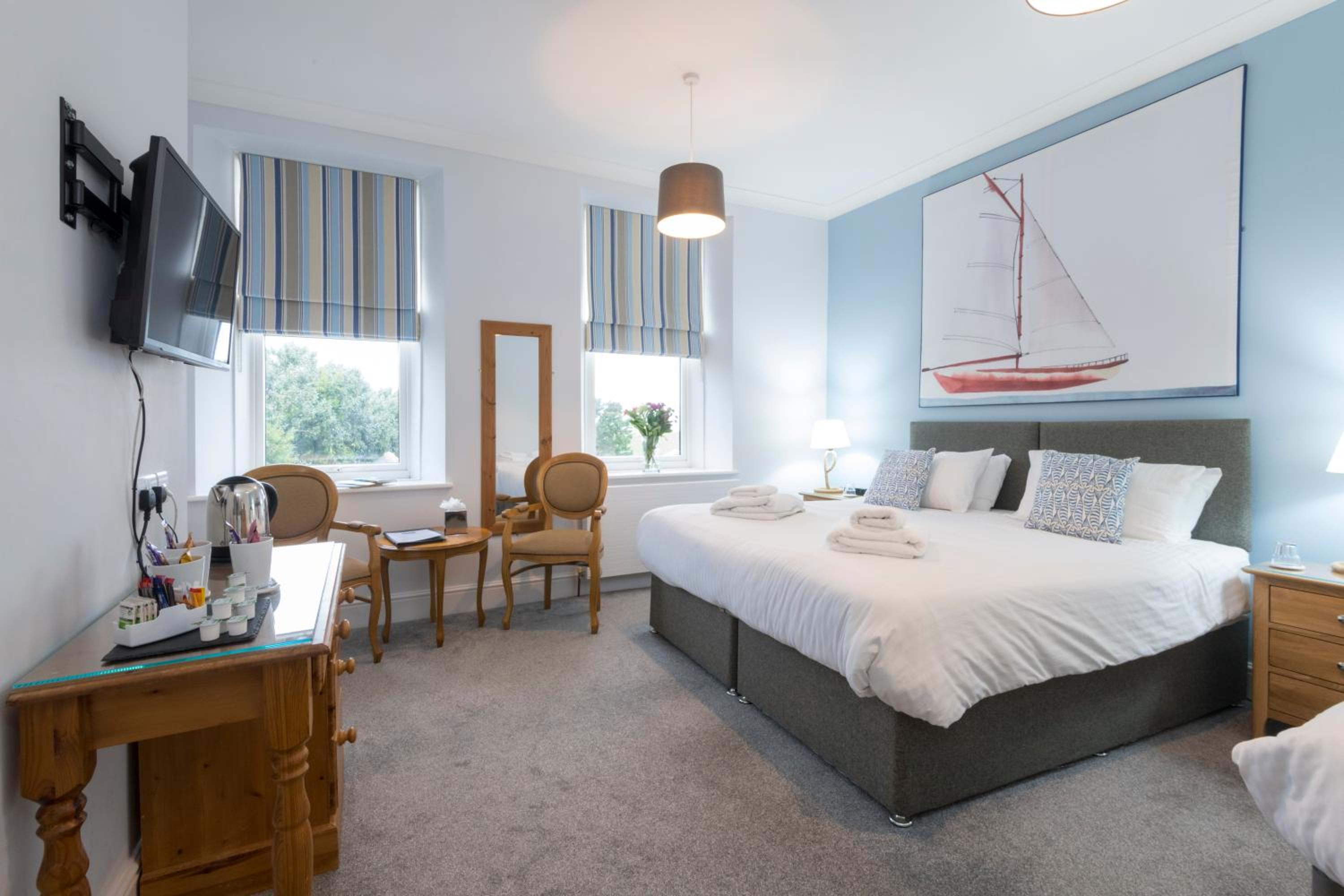 Family Room with Double and Single Beds - Non-Smoking photo 1