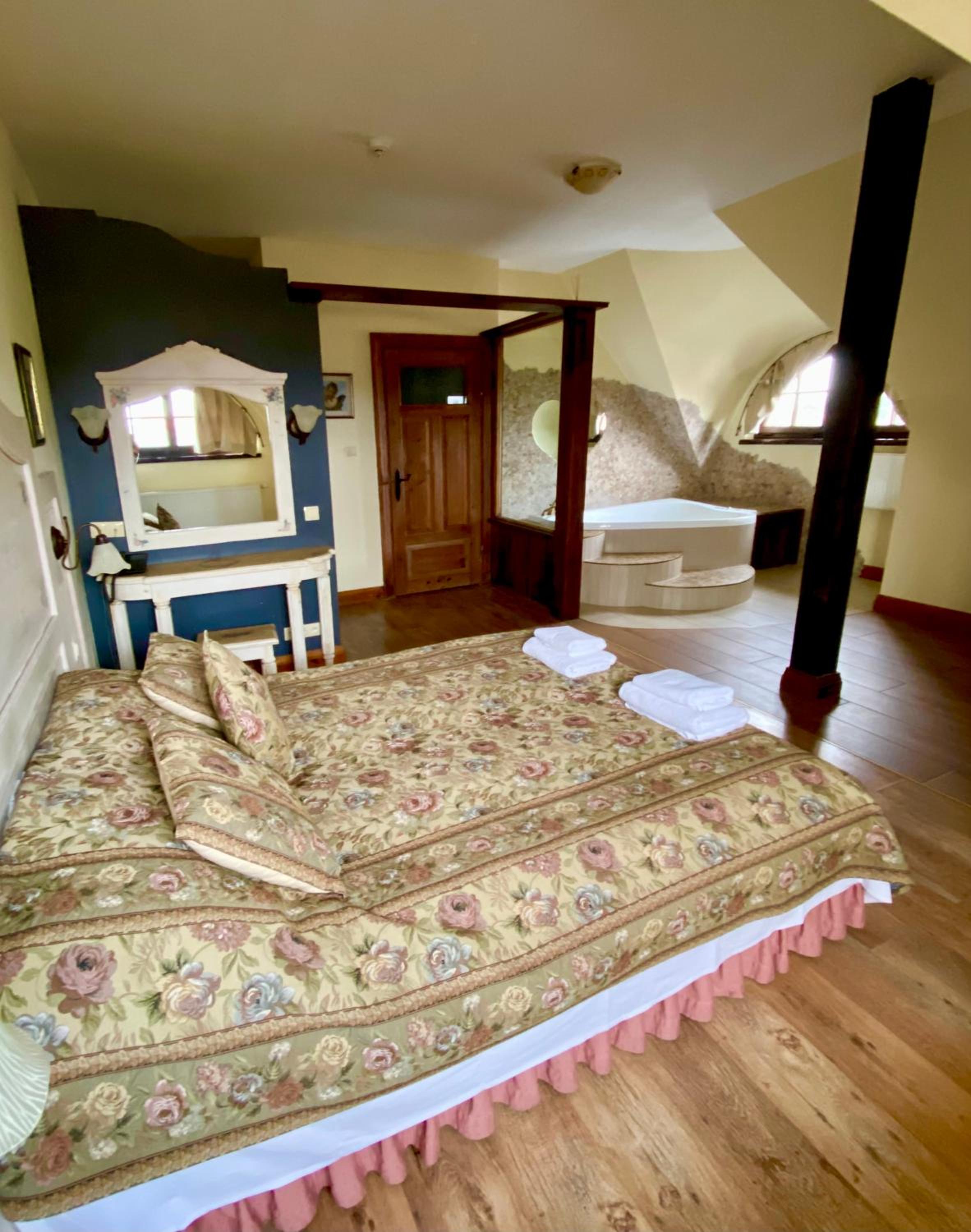 Apartment with Hot Tub - Photo 4