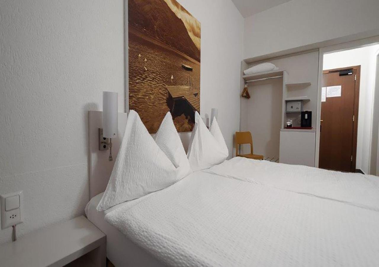Economy Twin Room - Photo 4