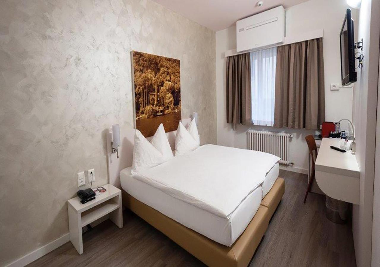 Standard Twin Room - Photo 3