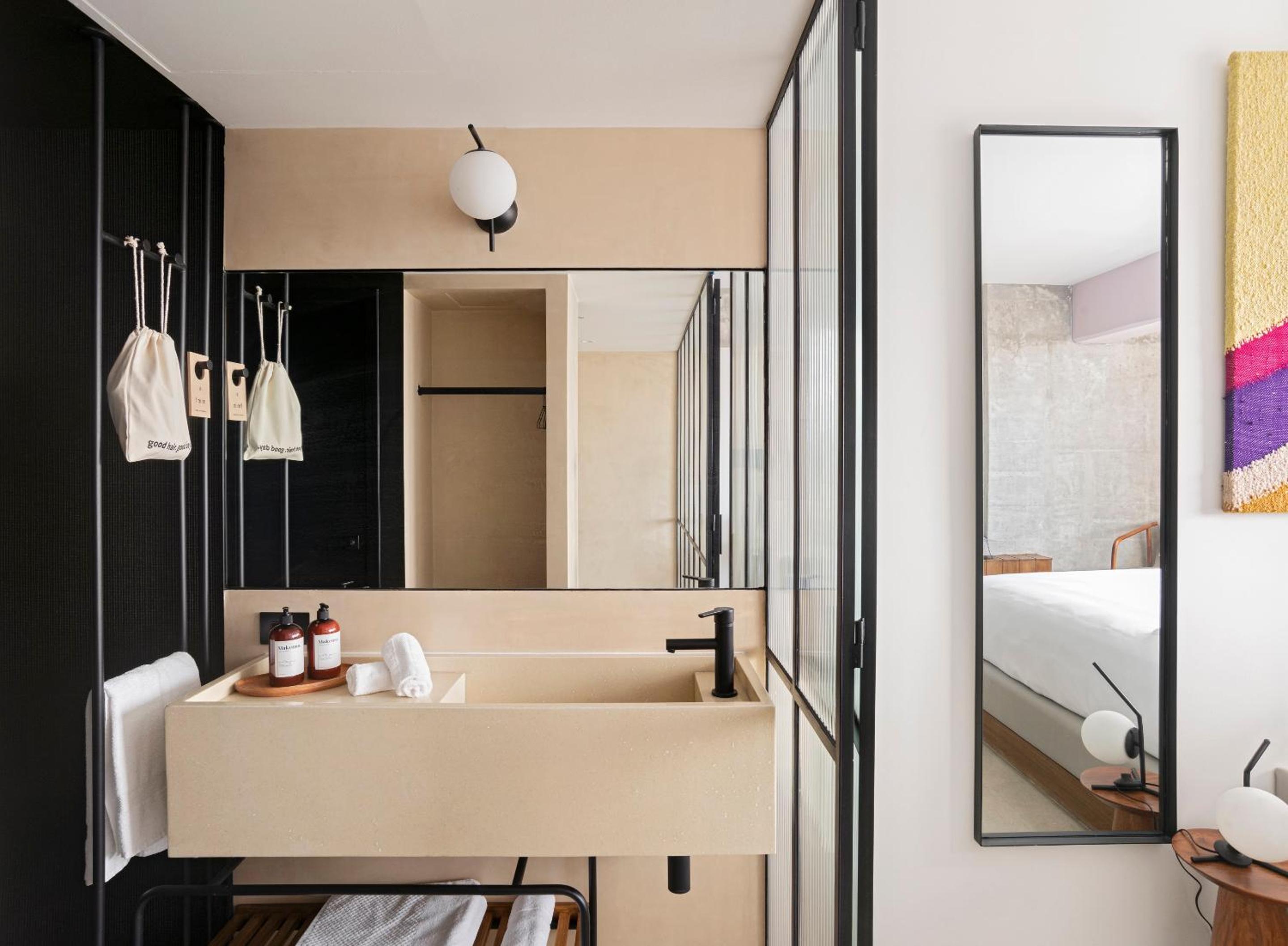 Deluxe Room with Balcony photo 2