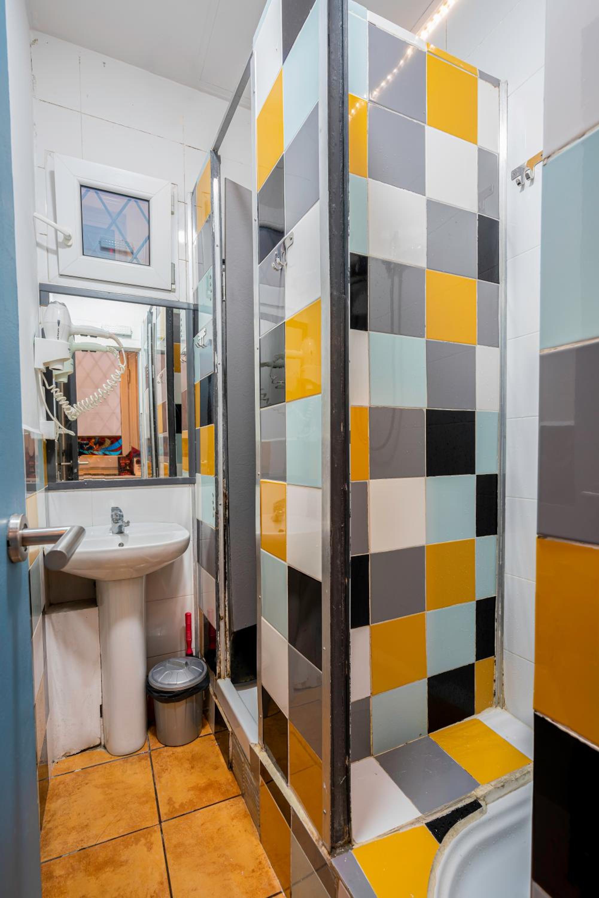 Standard Twin Room with Shared Bathroom photo 2