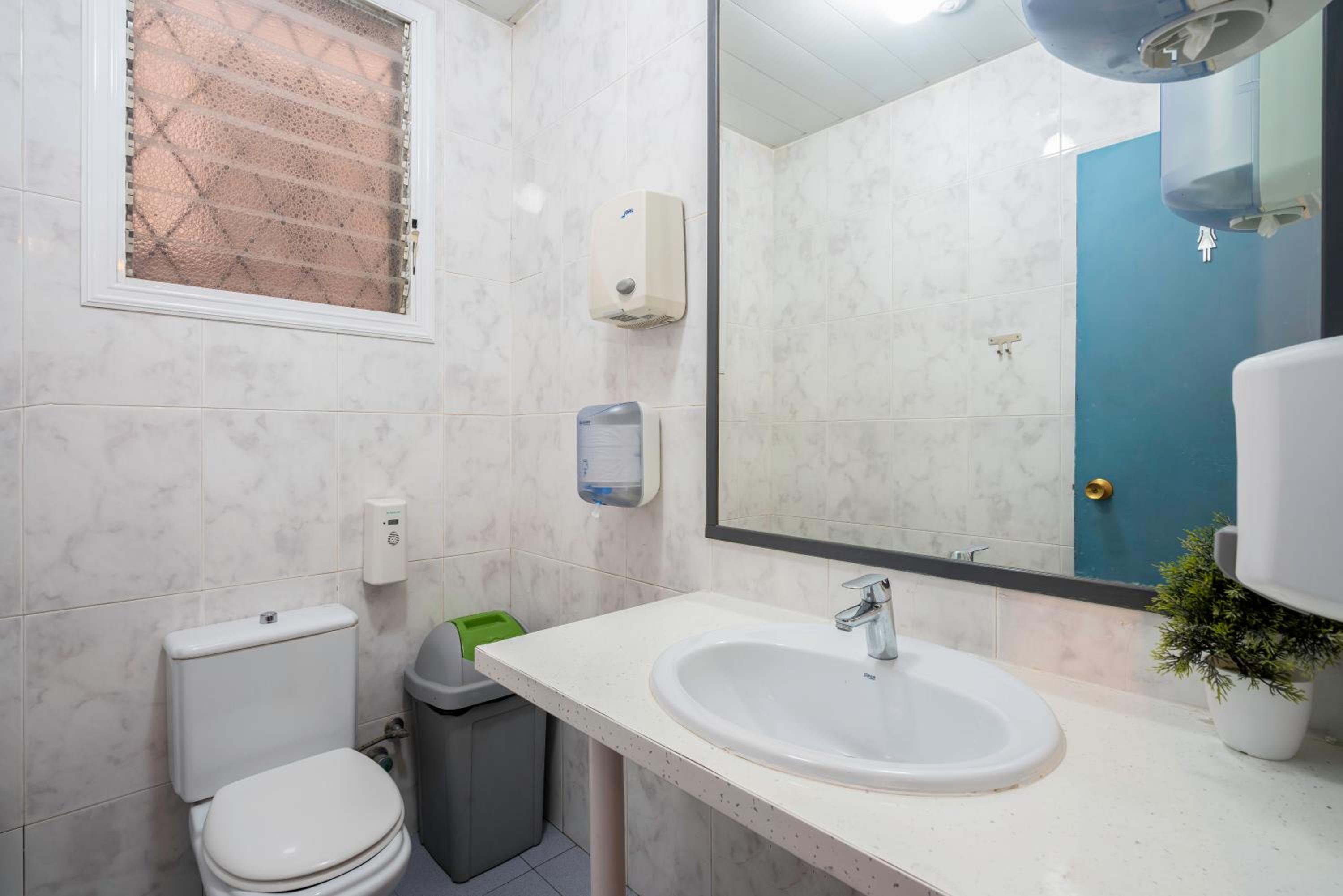 Standard Twin Room with Shared Bathroom photo 3