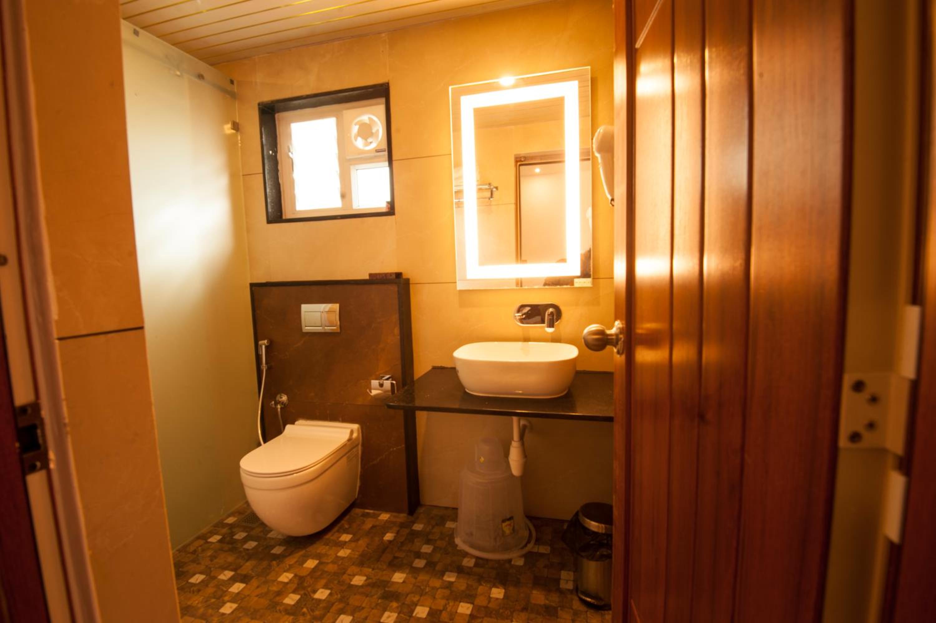Superior King Room - Photo 13
