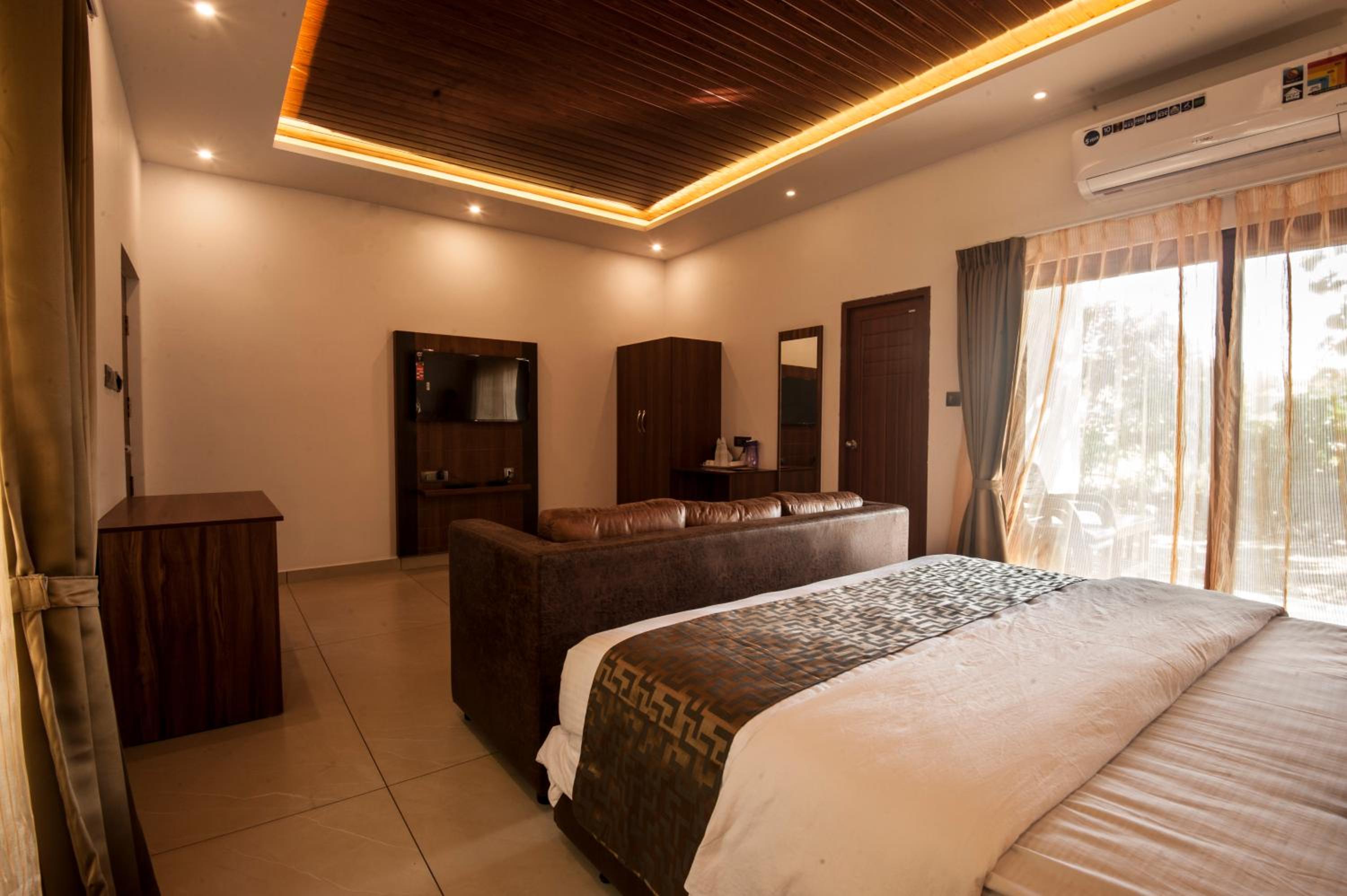 Superior King Room - Photo 12