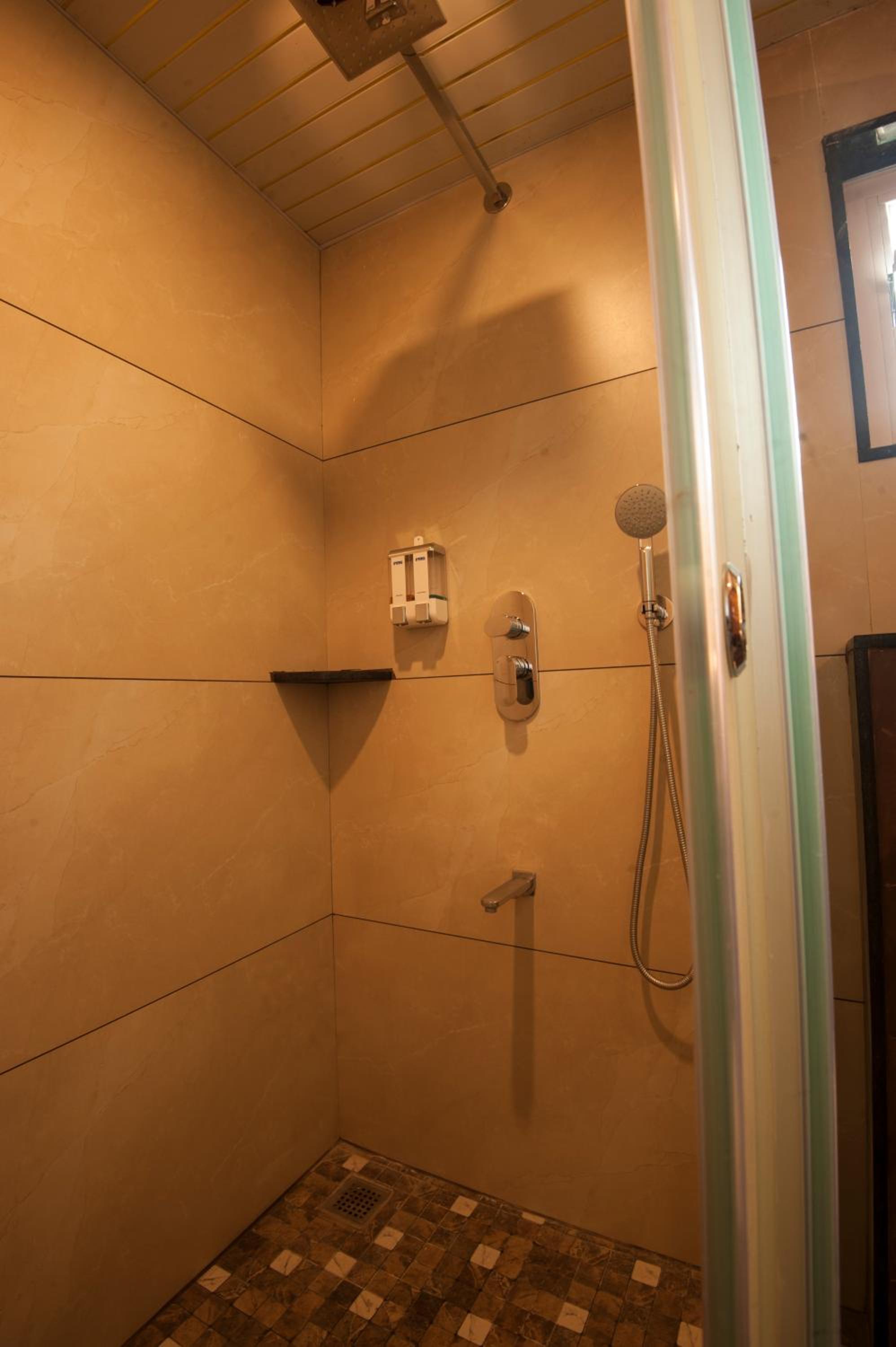 Superior King Room - Photo 9