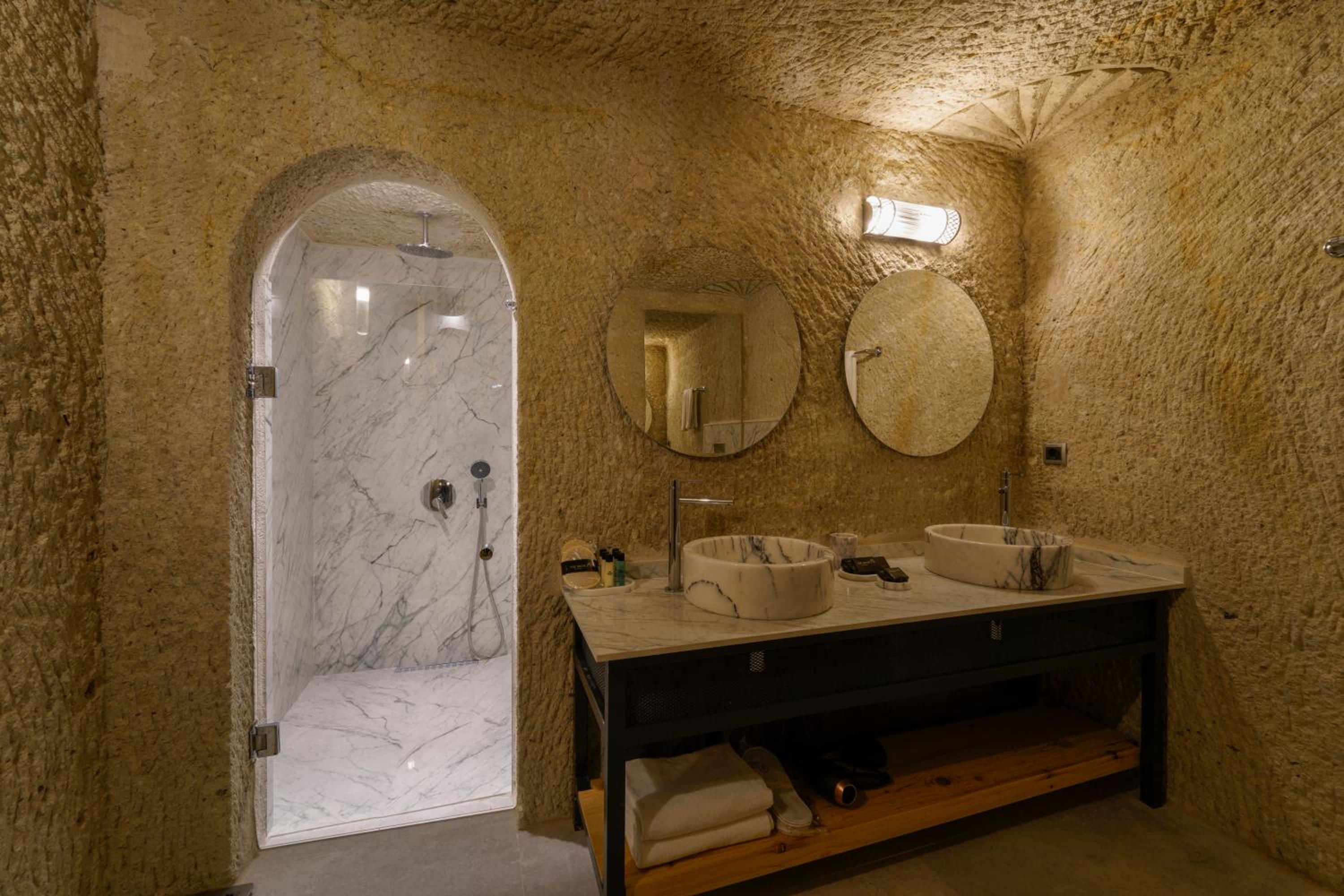 Superior King Suite - Photo 3