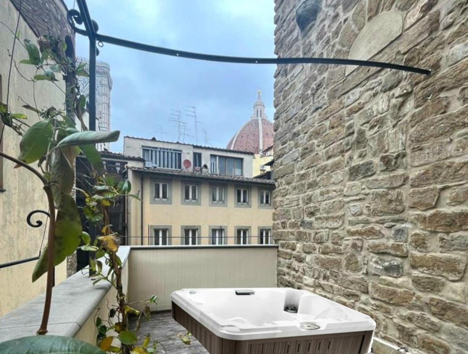 Michelangelo - Suite with Private Jacuzzi® with partial Duomo View