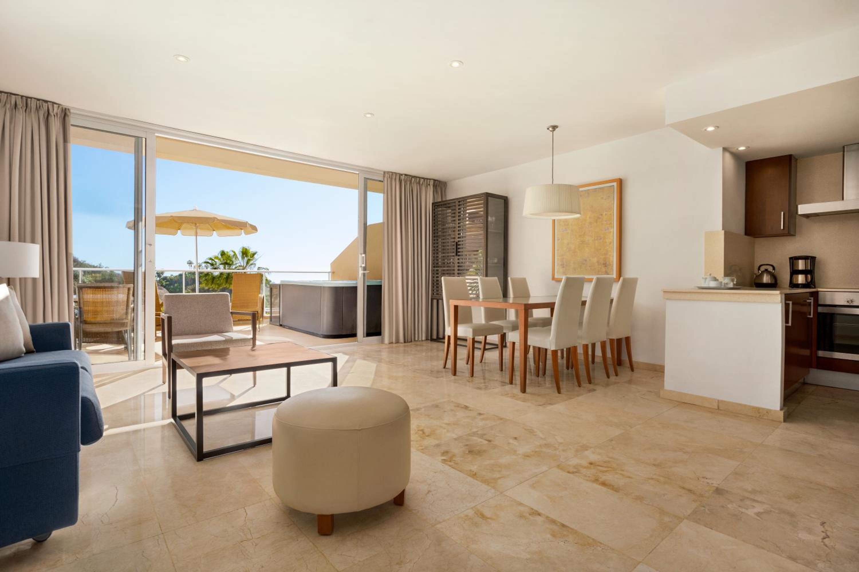 Apartamento superior de dos habitaciones con jacuzzi y vista al mar.