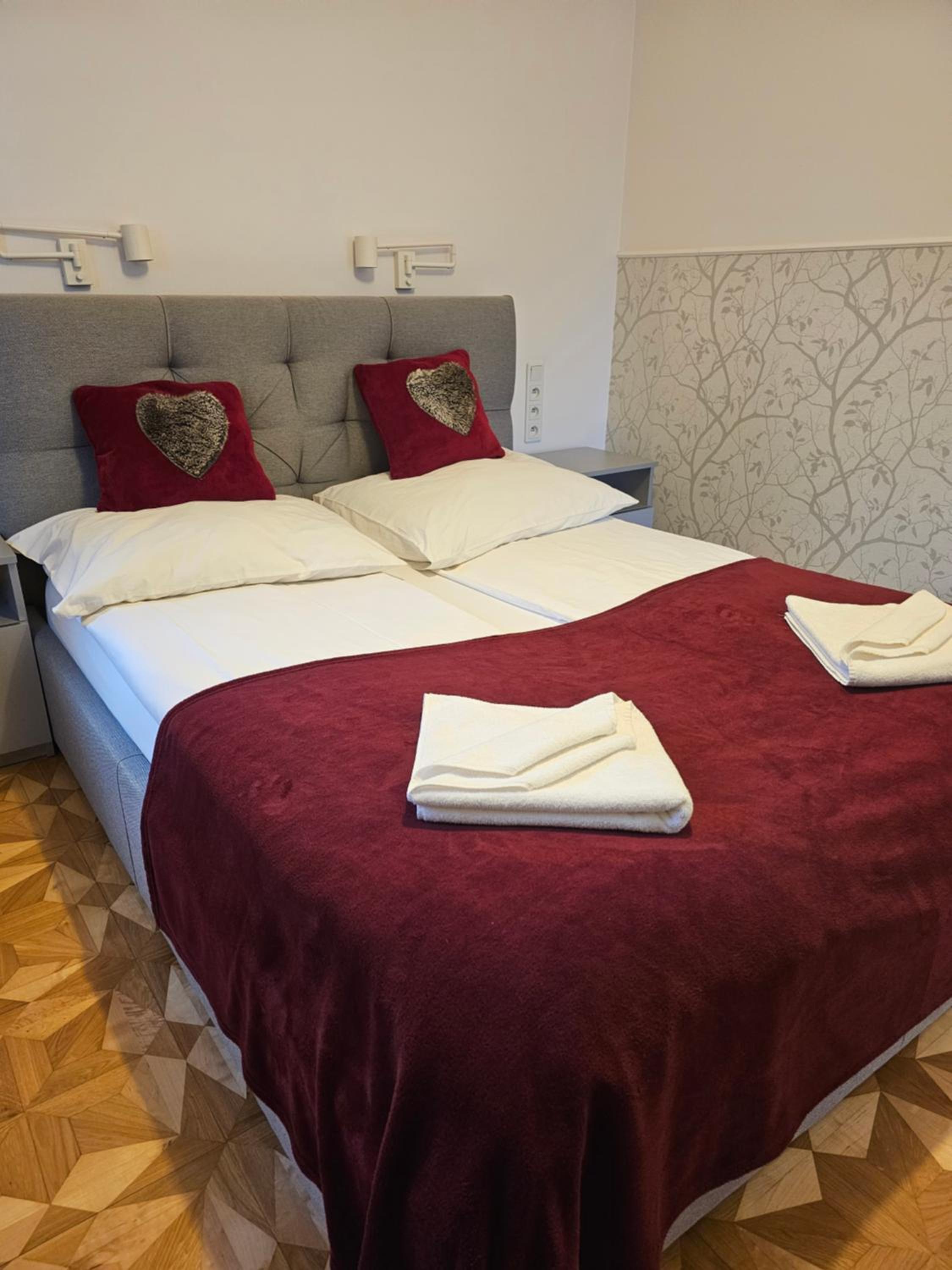 King Room with Balcony - Photo 3