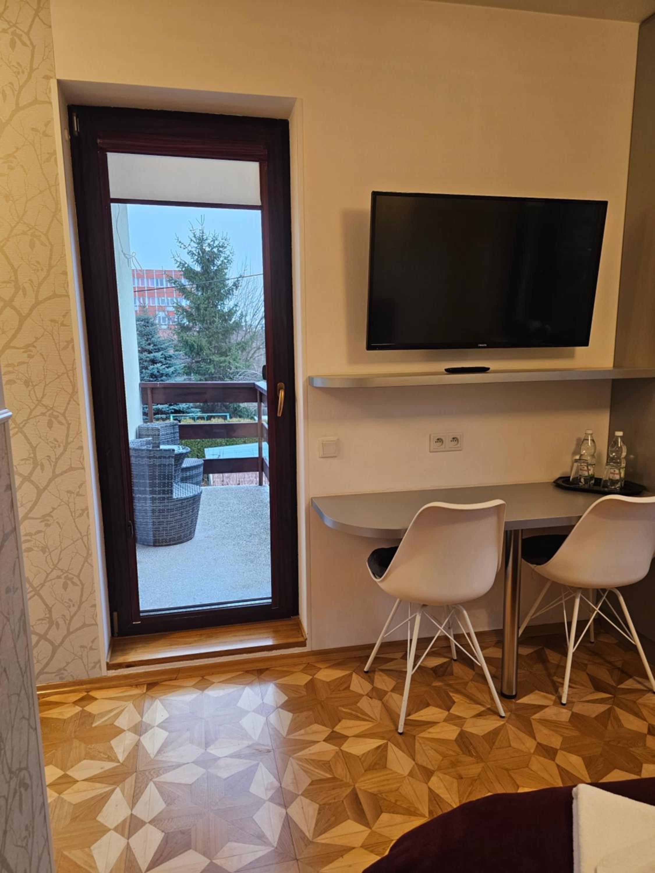 King Room with Balcony - Photo 7