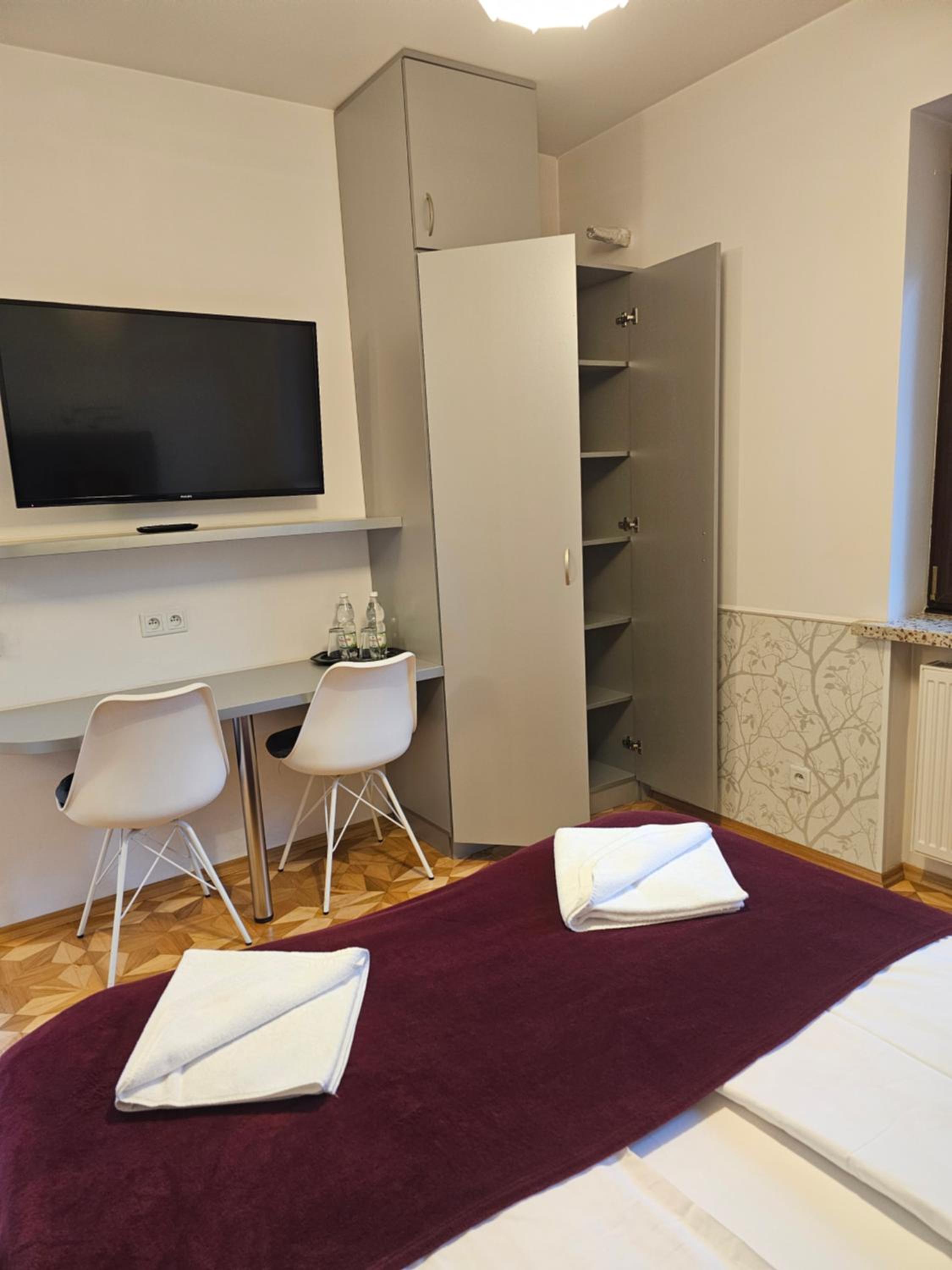King Room with Balcony - Photo 8
