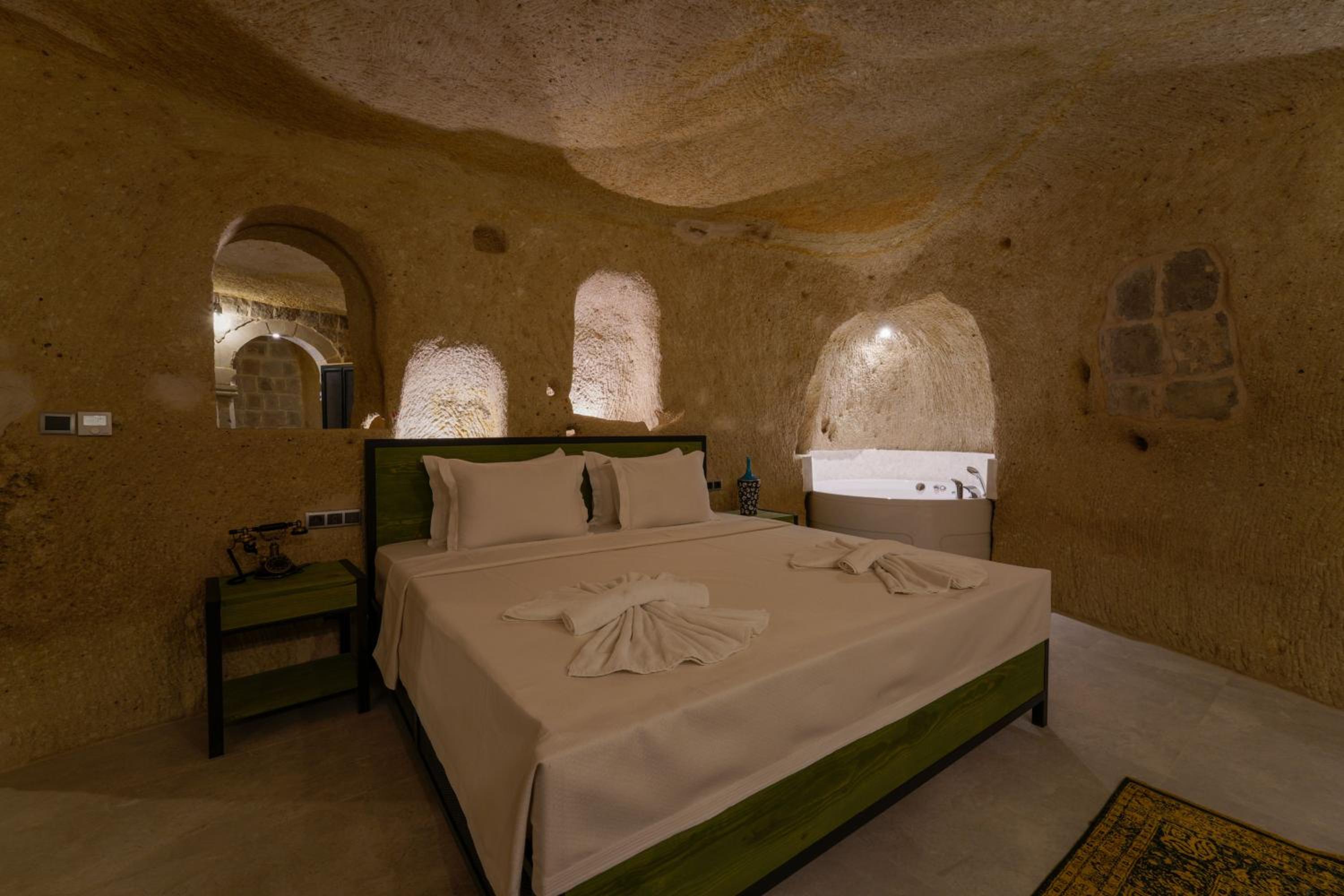 Superior King Suite - Photo 11