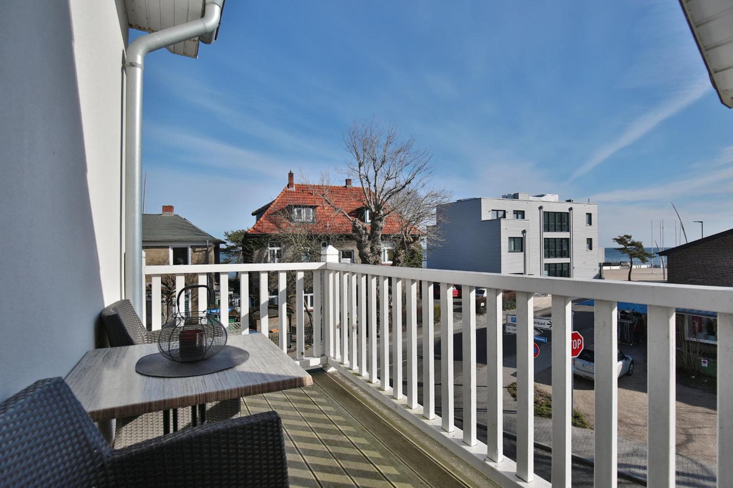 Apartment with Balcony photo 3