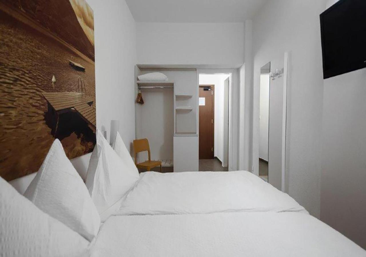 Economy Twin Room - Photo 5