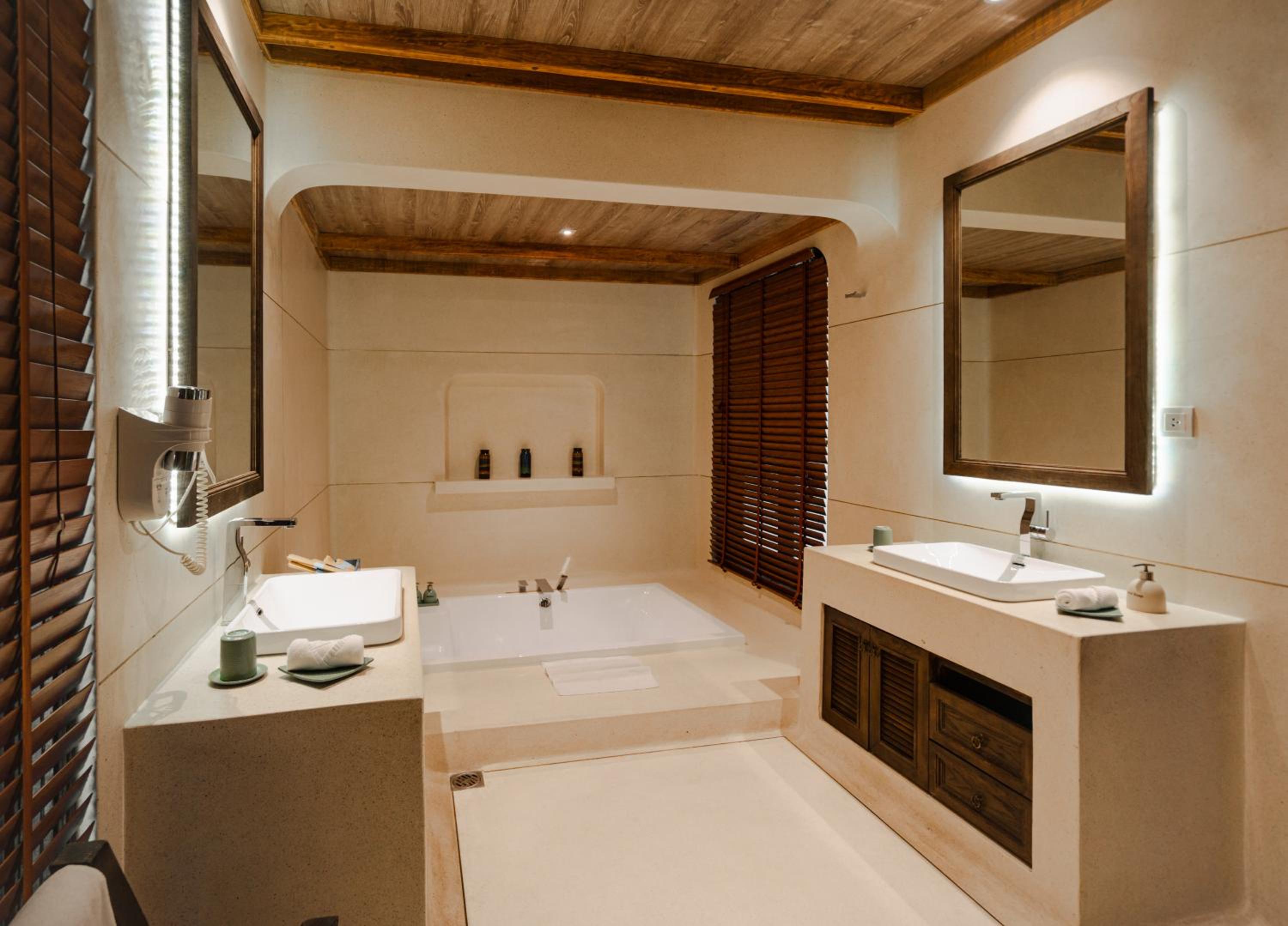 One-Bedroom King Villa with Garden View - Photo 3