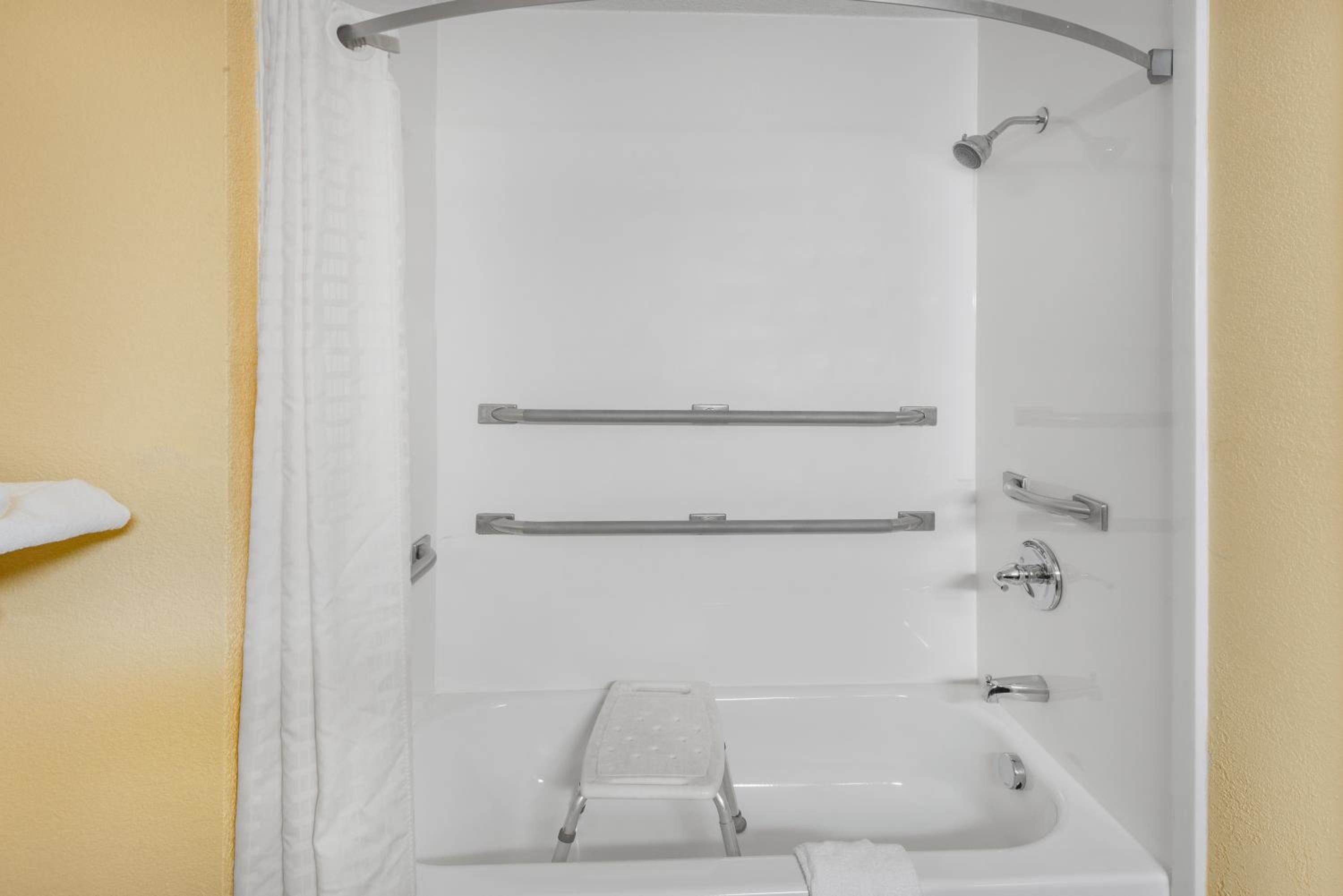 Queen Room - Disability Access/Non-Smoking photo 3