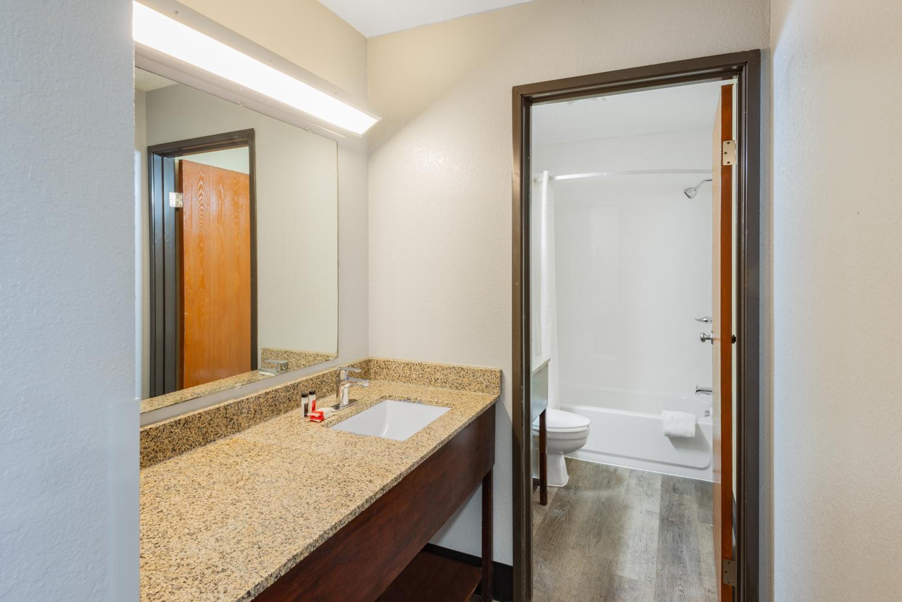 King Suite - Non-Smoking photo 2