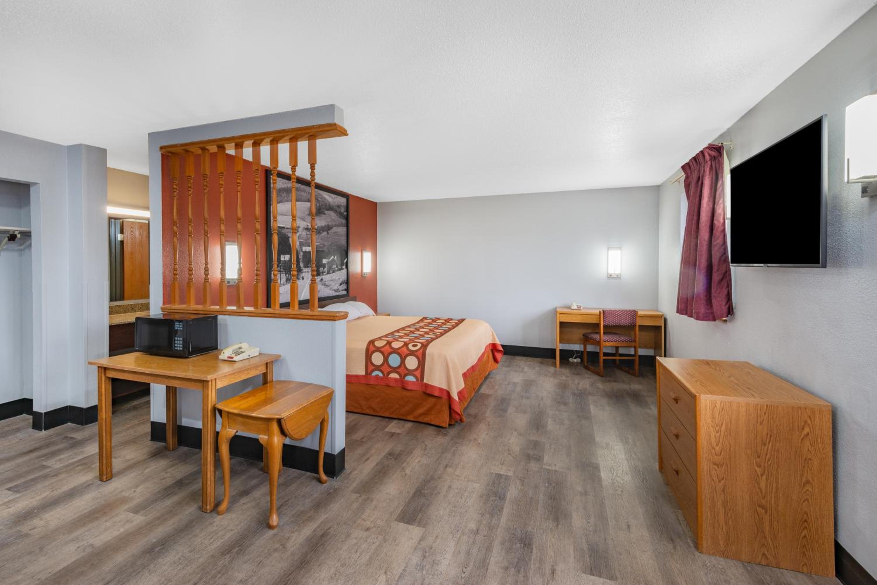 King Suite - Non-Smoking photo 3