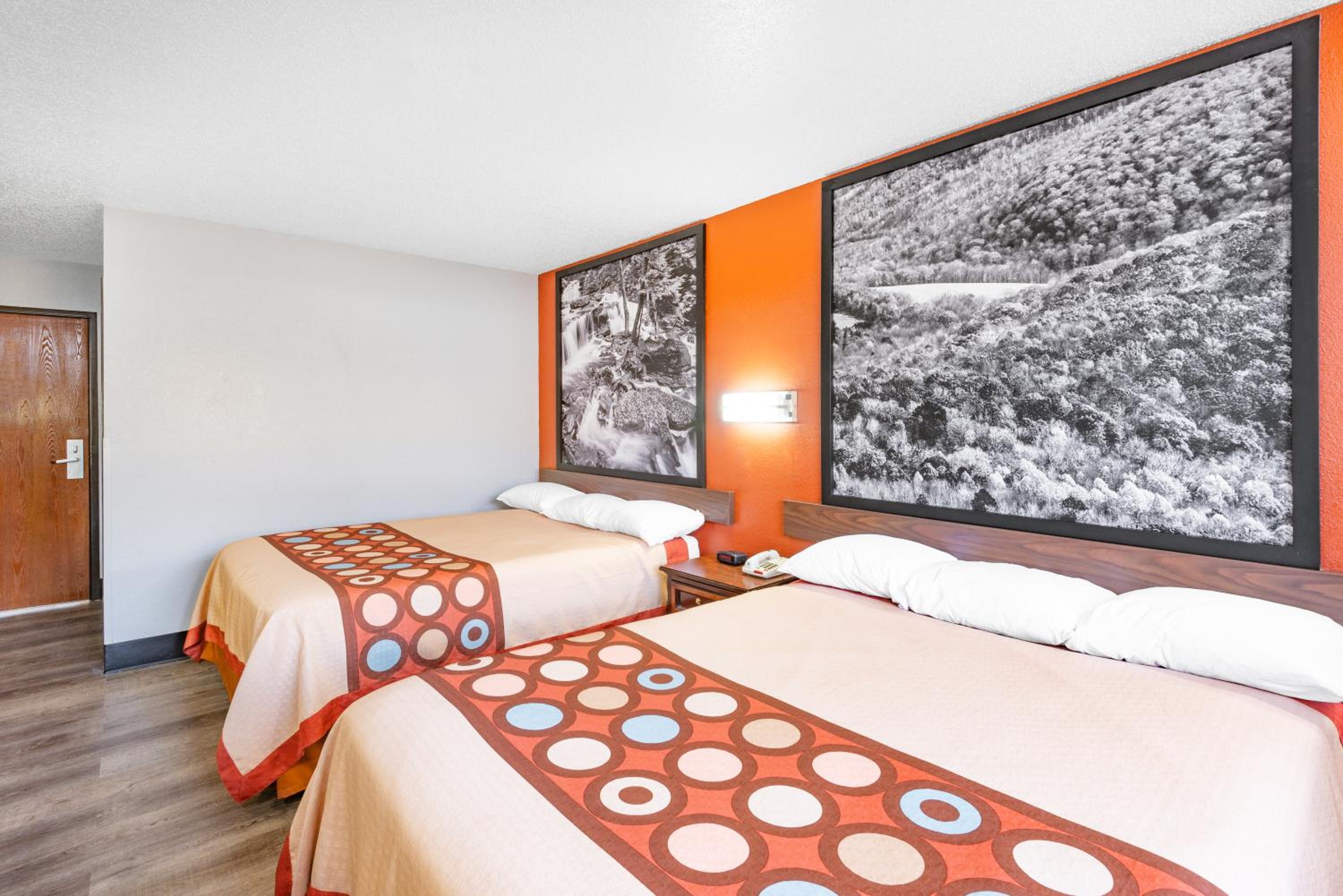 Queen Room with Two Queen Beds - Non-Smoking photo 2