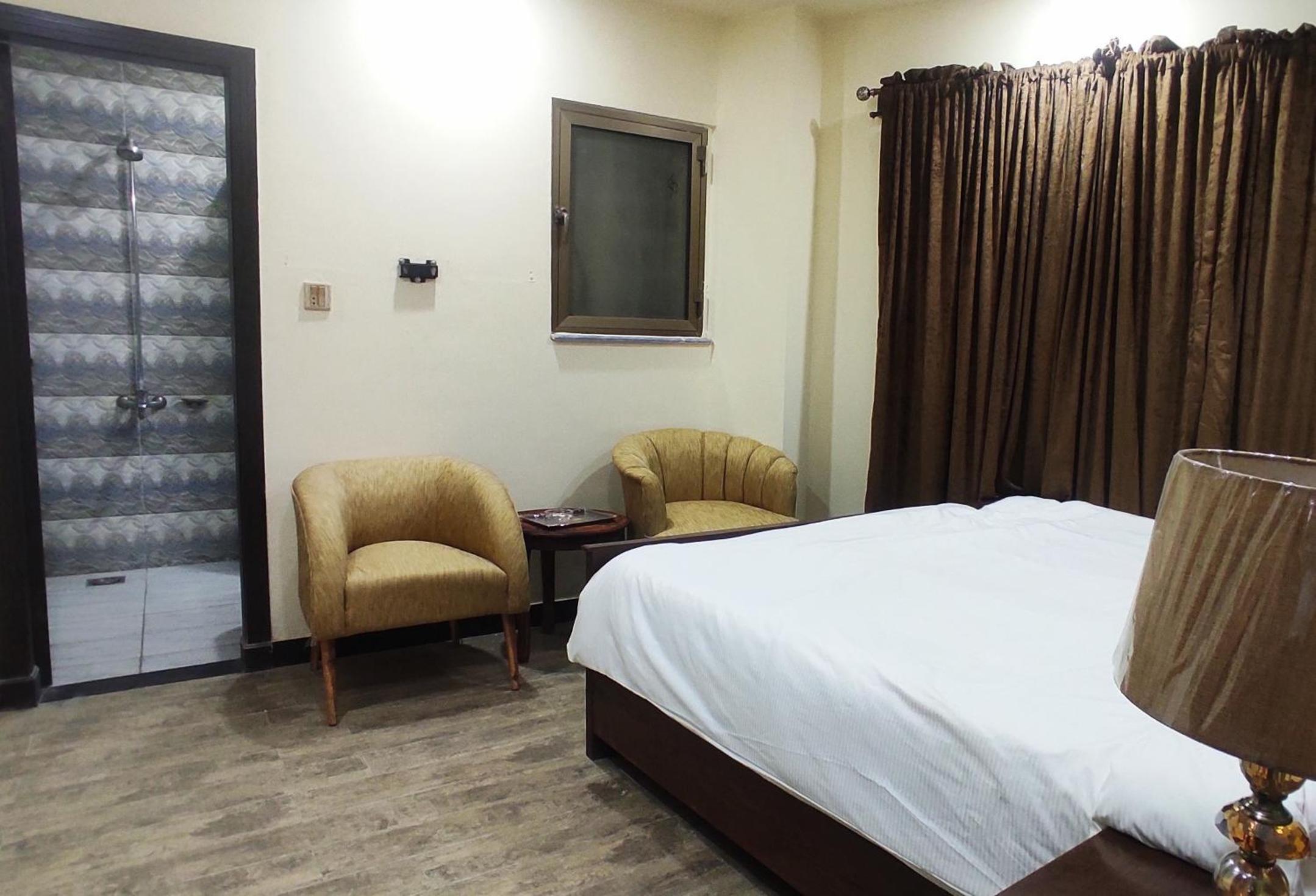 Deluxe Double Room (2 Adults + 1 Child)