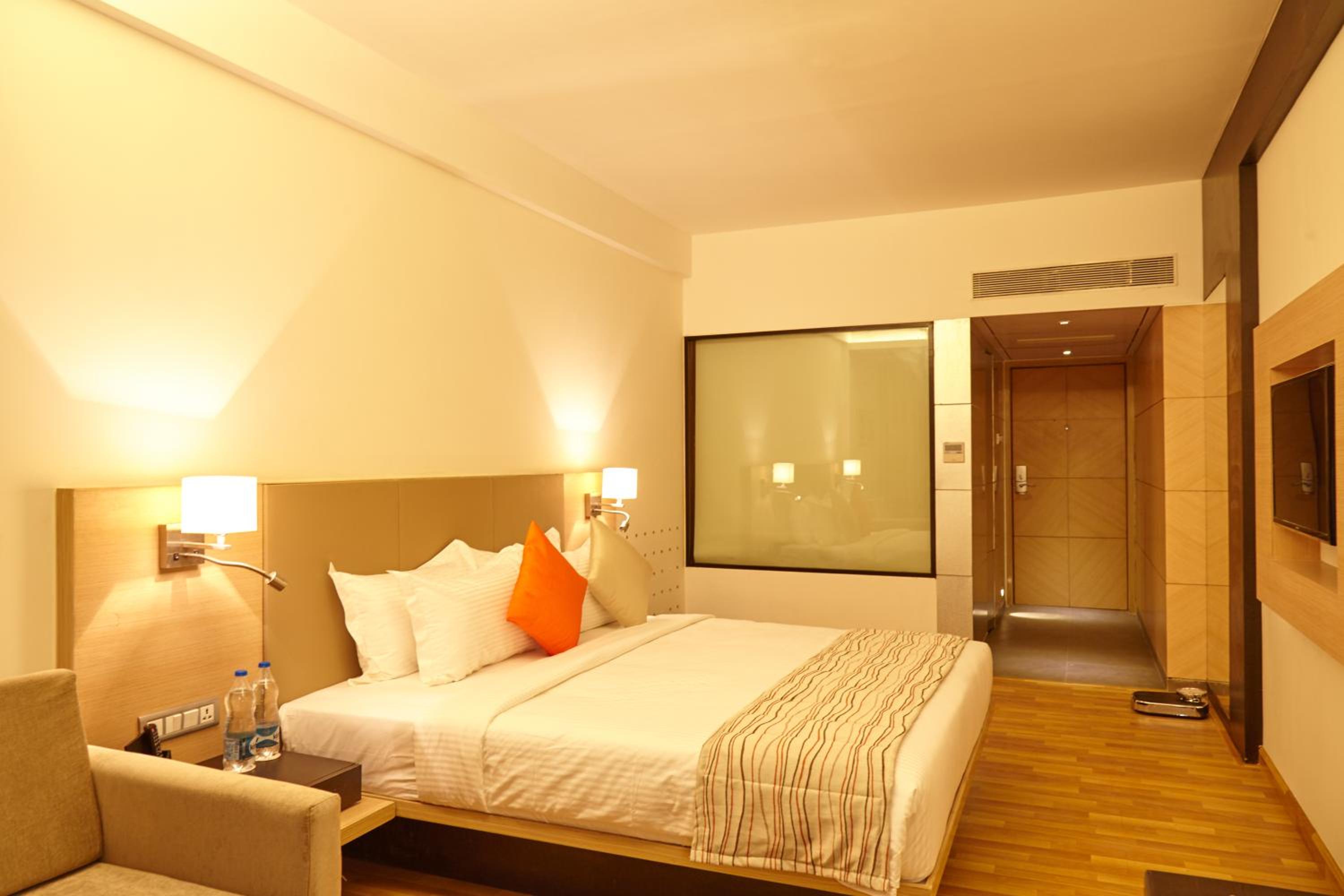Deluxe Room with Garden / Pool View photo 3
