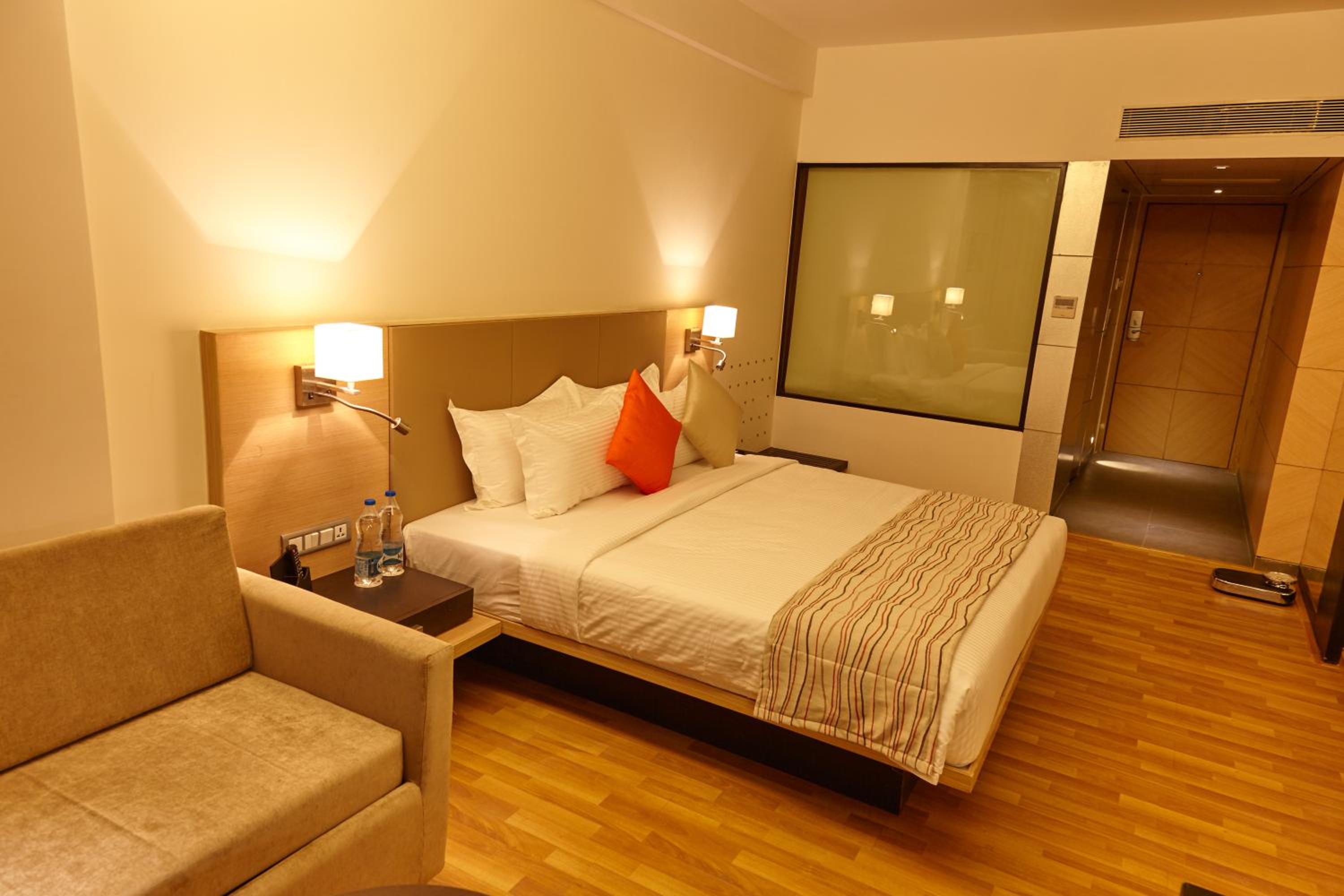 Deluxe Room with Garden / Pool View photo 2