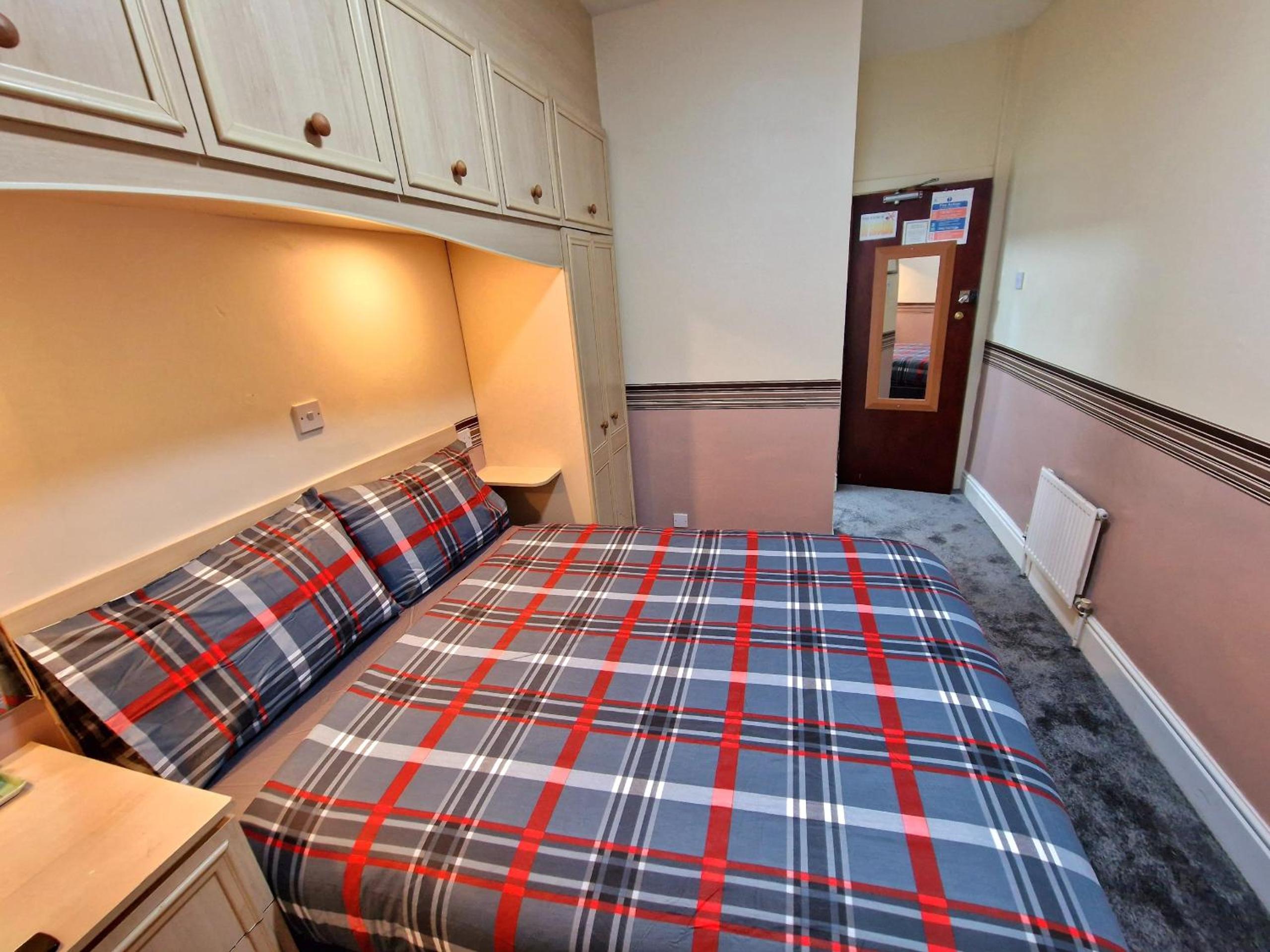 Budget Double Room - Photo 2