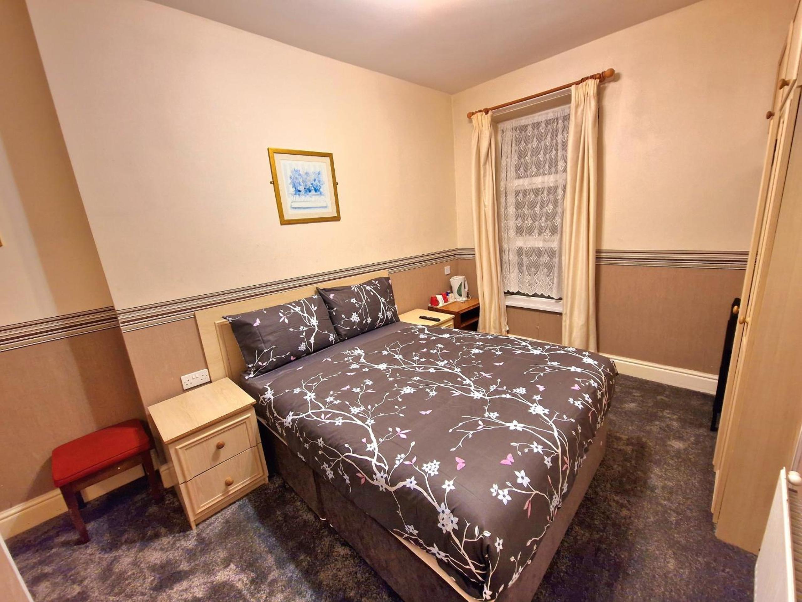 Double Room with Private Bathroom - Photo 8