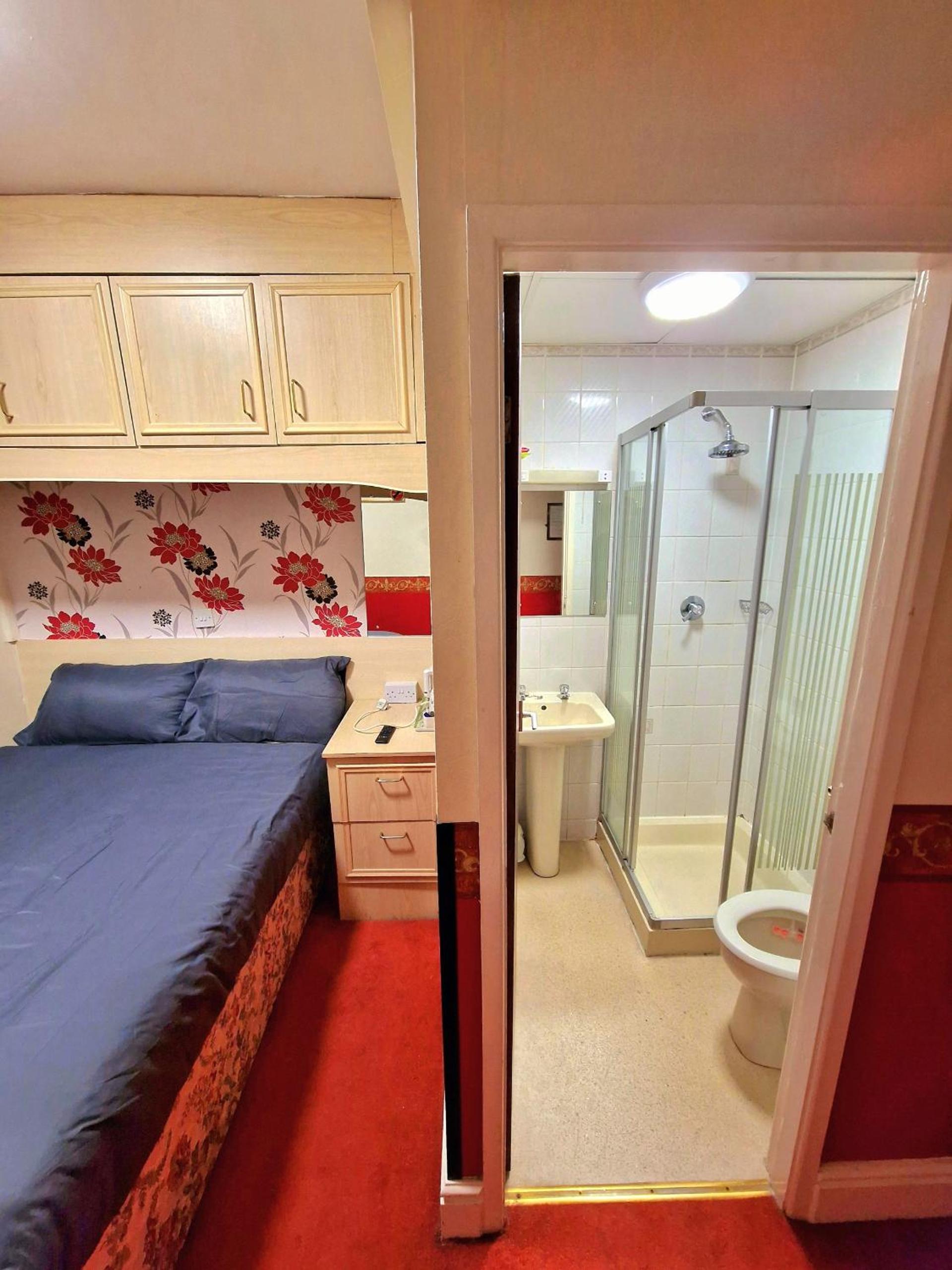 Budget Double Room - Photo 4