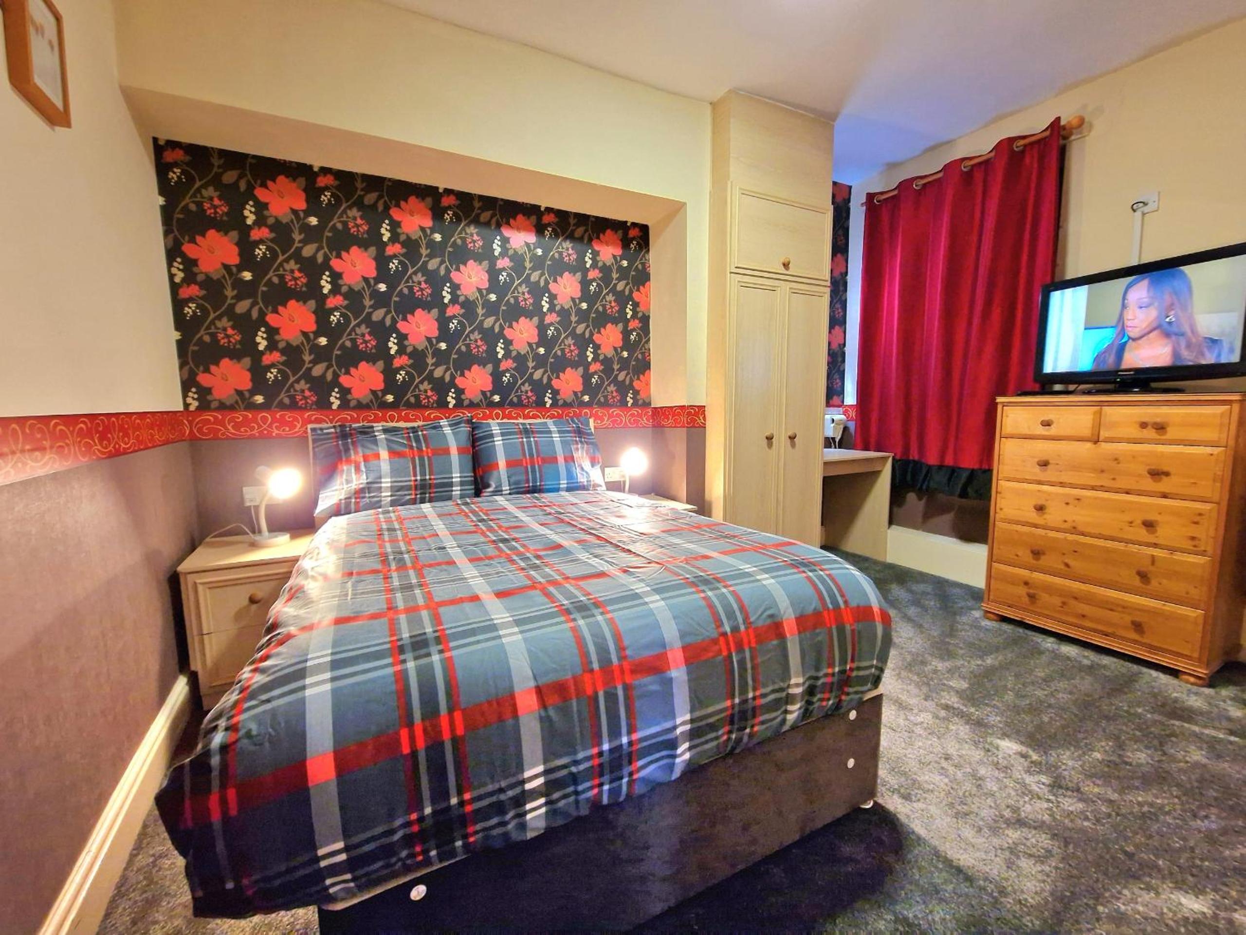 Double Room with Private Bathroom - Photo 10