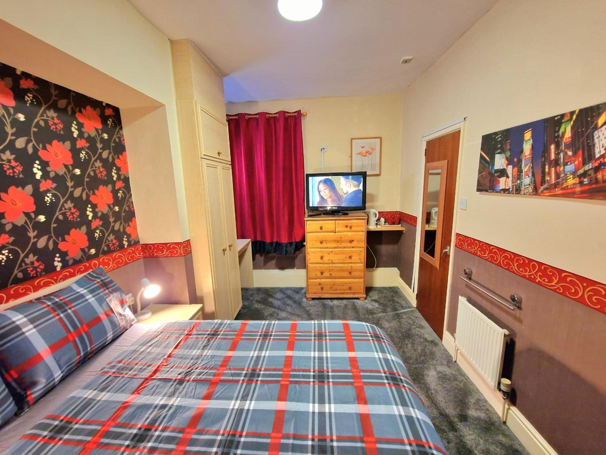 Double Room with Private Bathroom - Photo 2