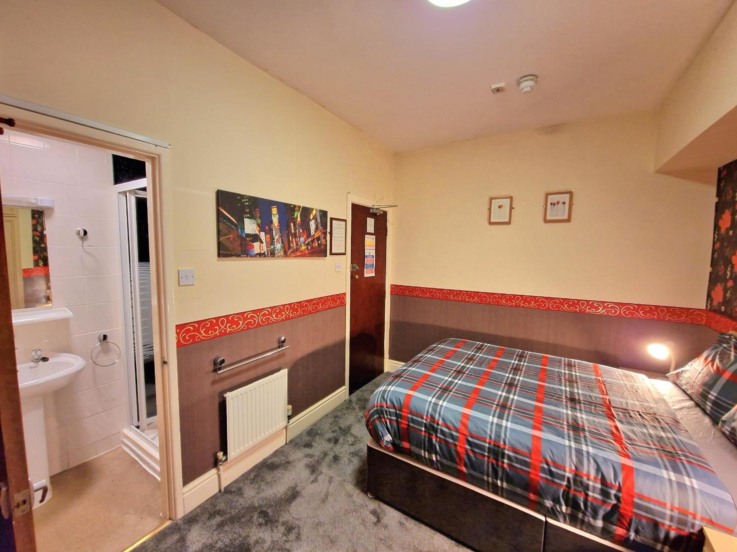 Double Room with Private Bathroom - Photo 4