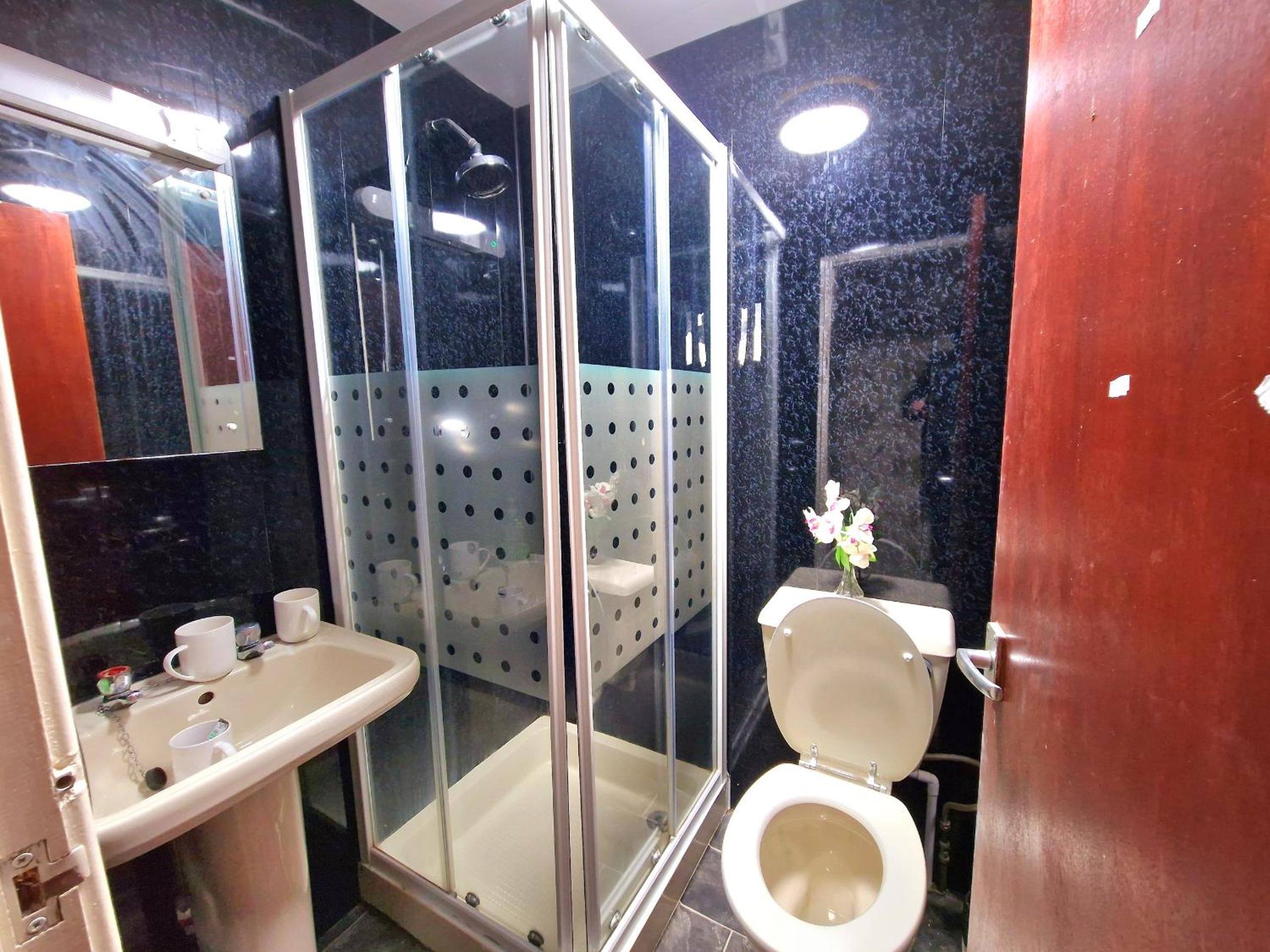 Large Double Room - Photo 5