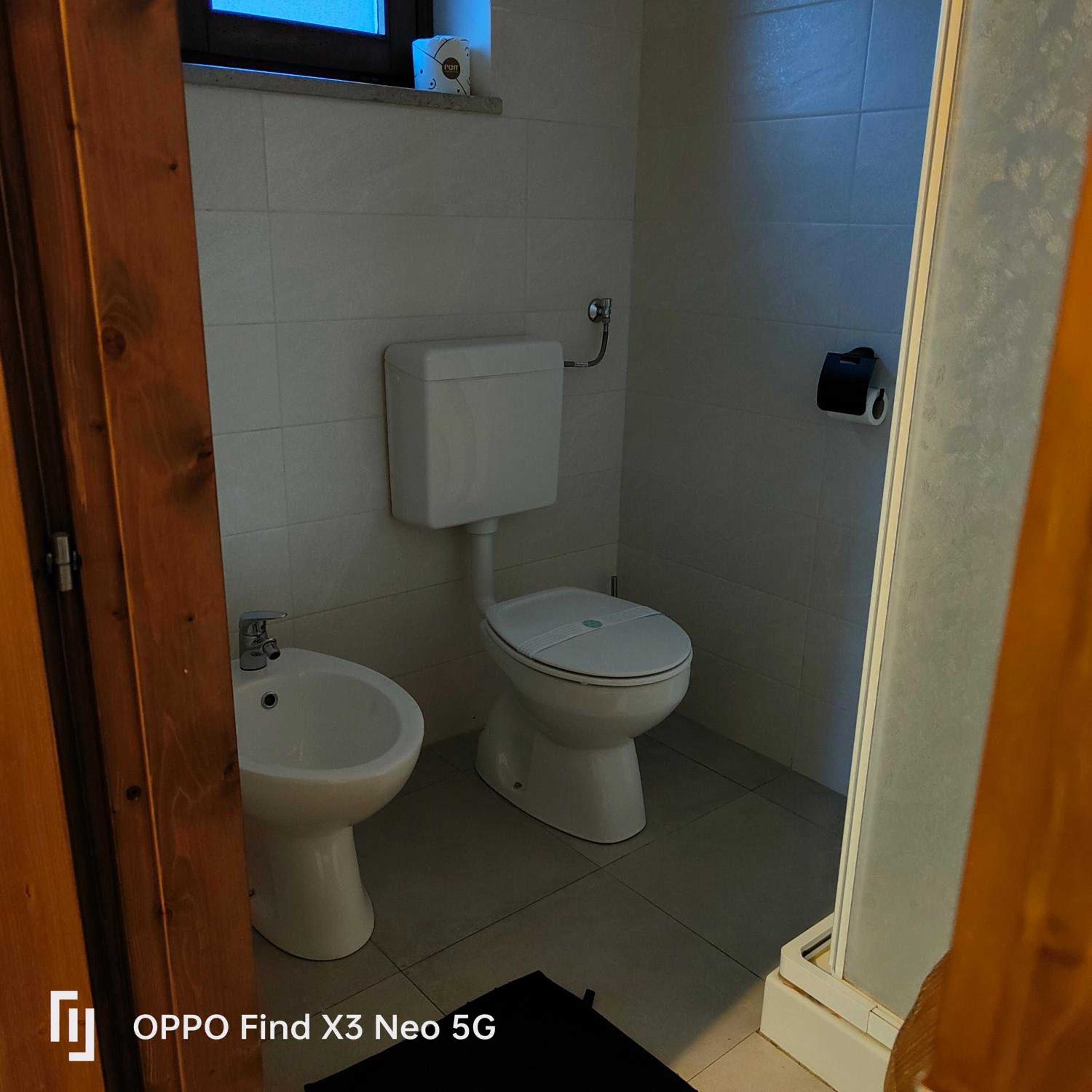 King Room with Balcony - Photo 6
