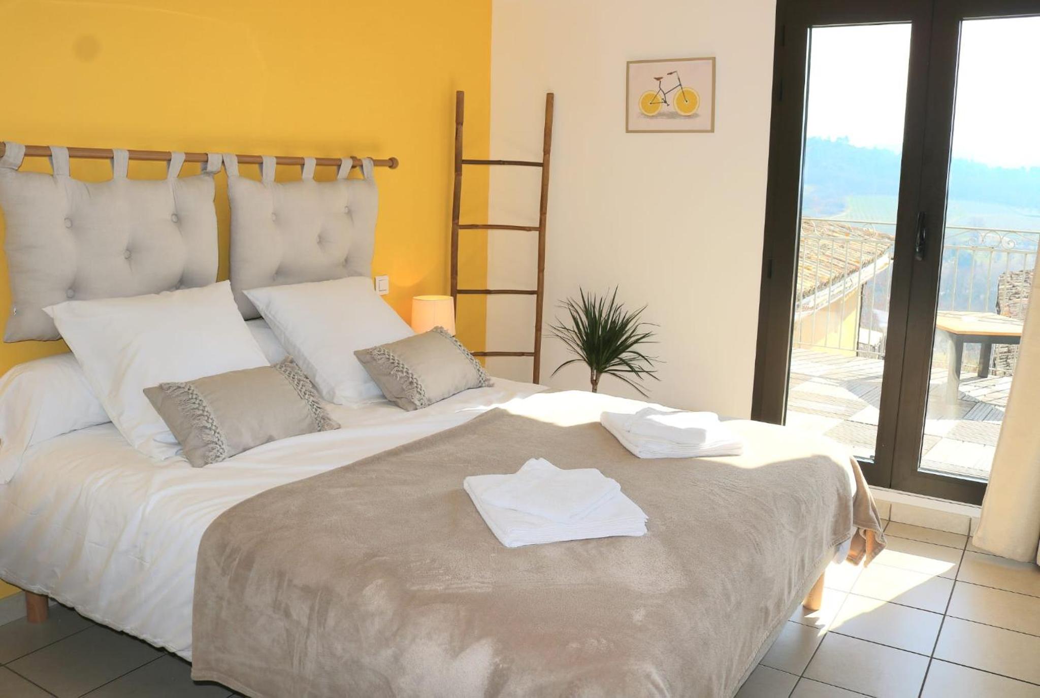 Queen Room with Balcony photo 1