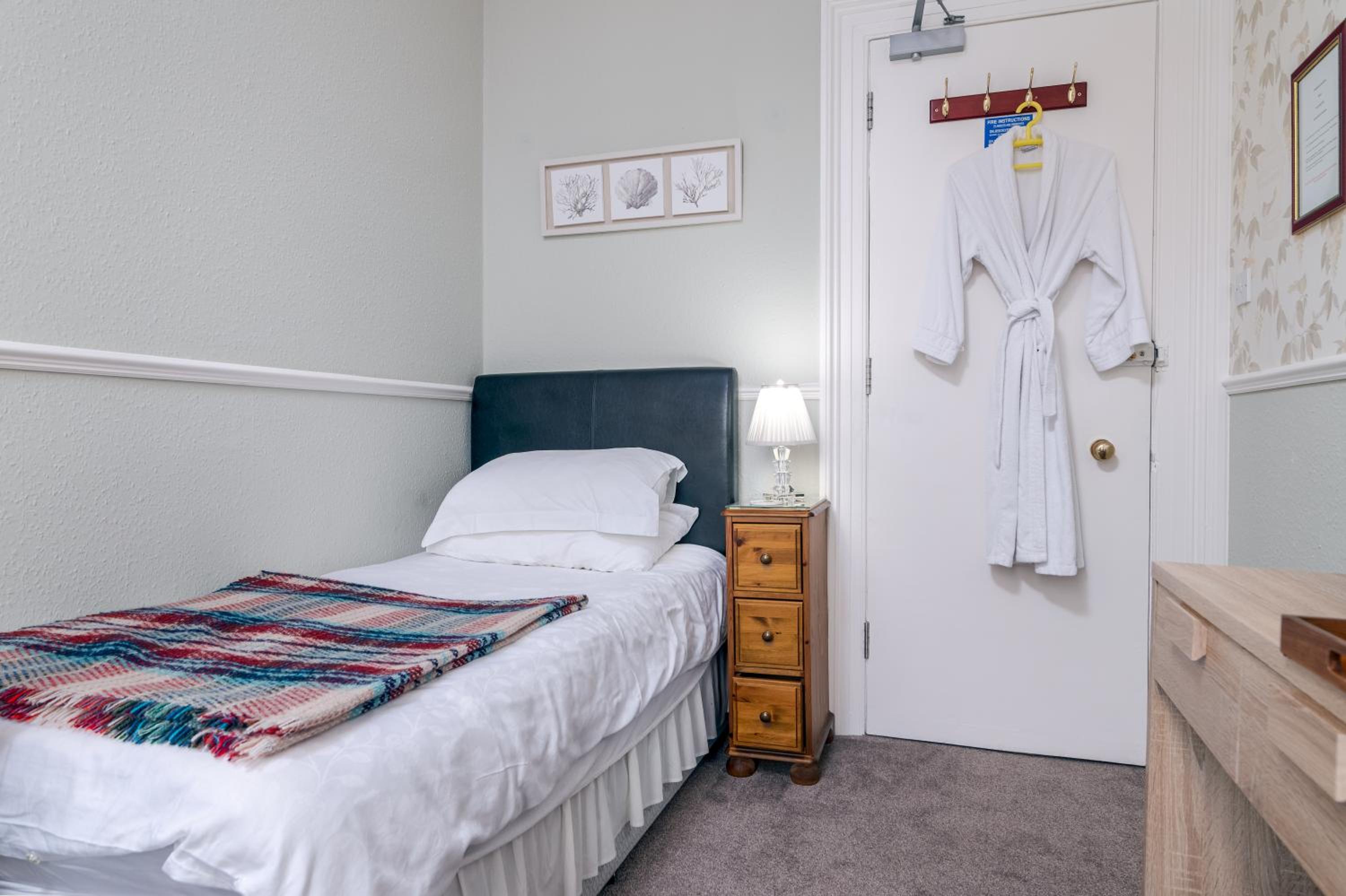 Single Room with Private Bathroom photo 1