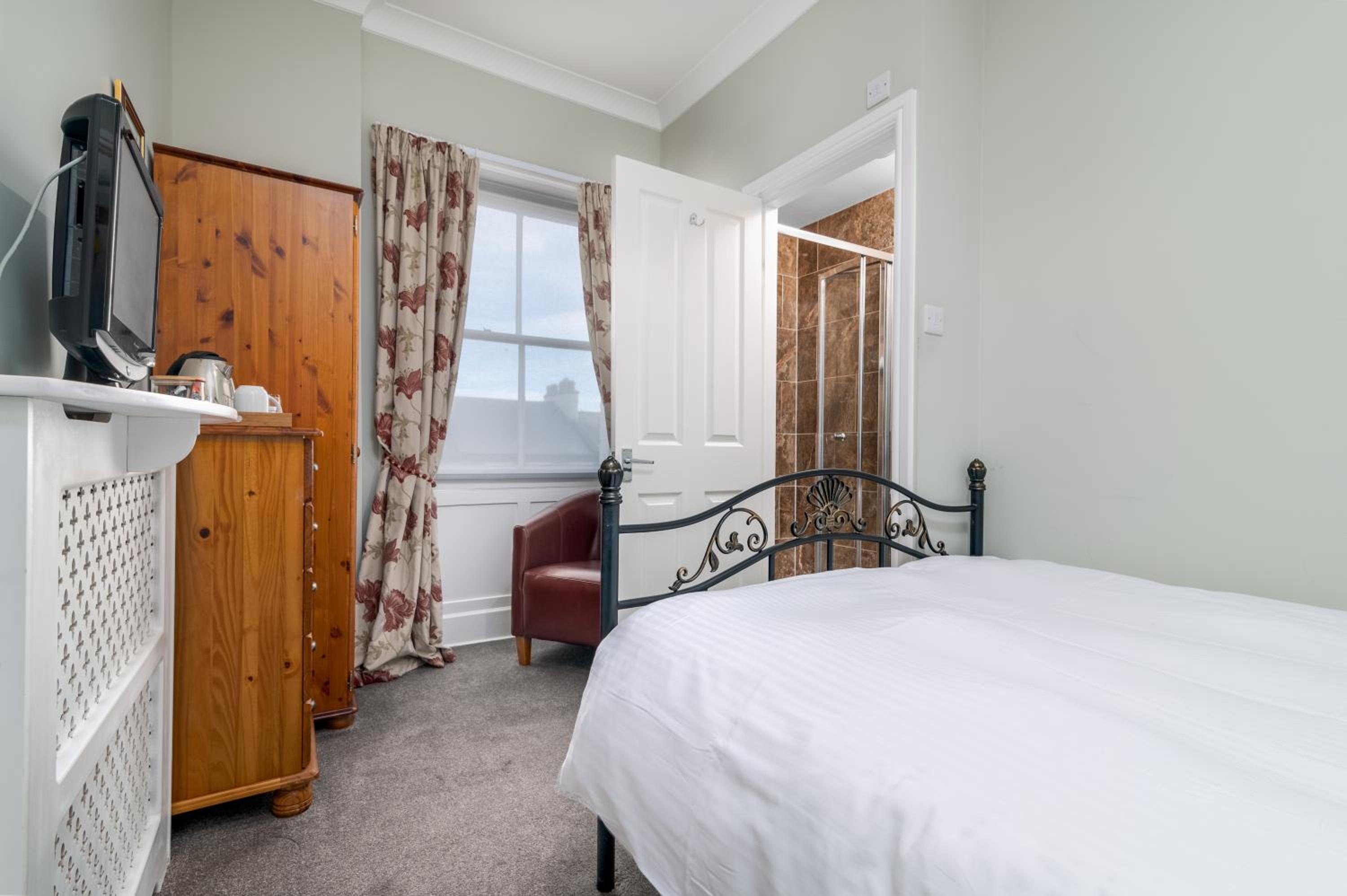 Single Room with Private Bathroom photo 3