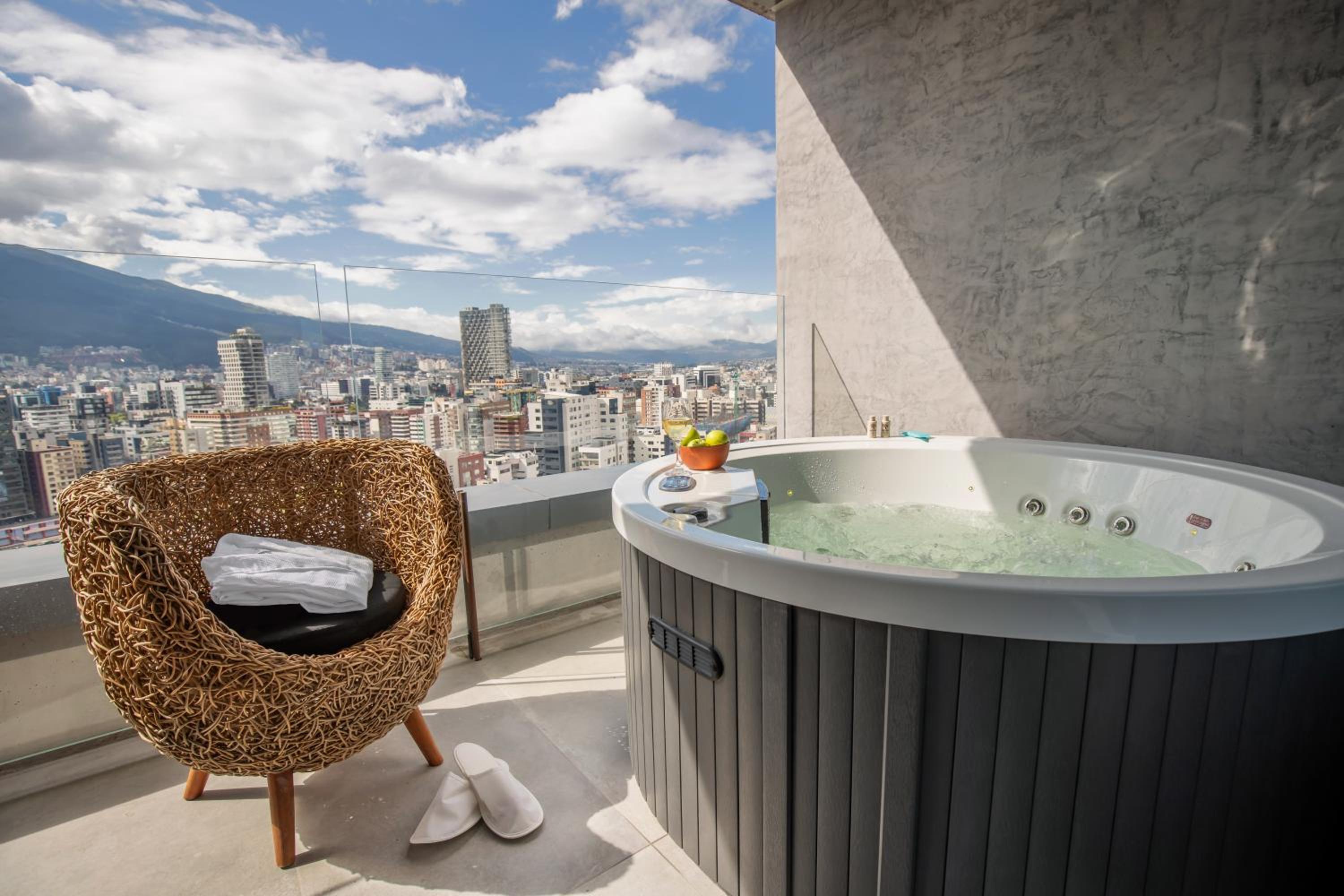 King Suite with Spa Bath - Photo 4