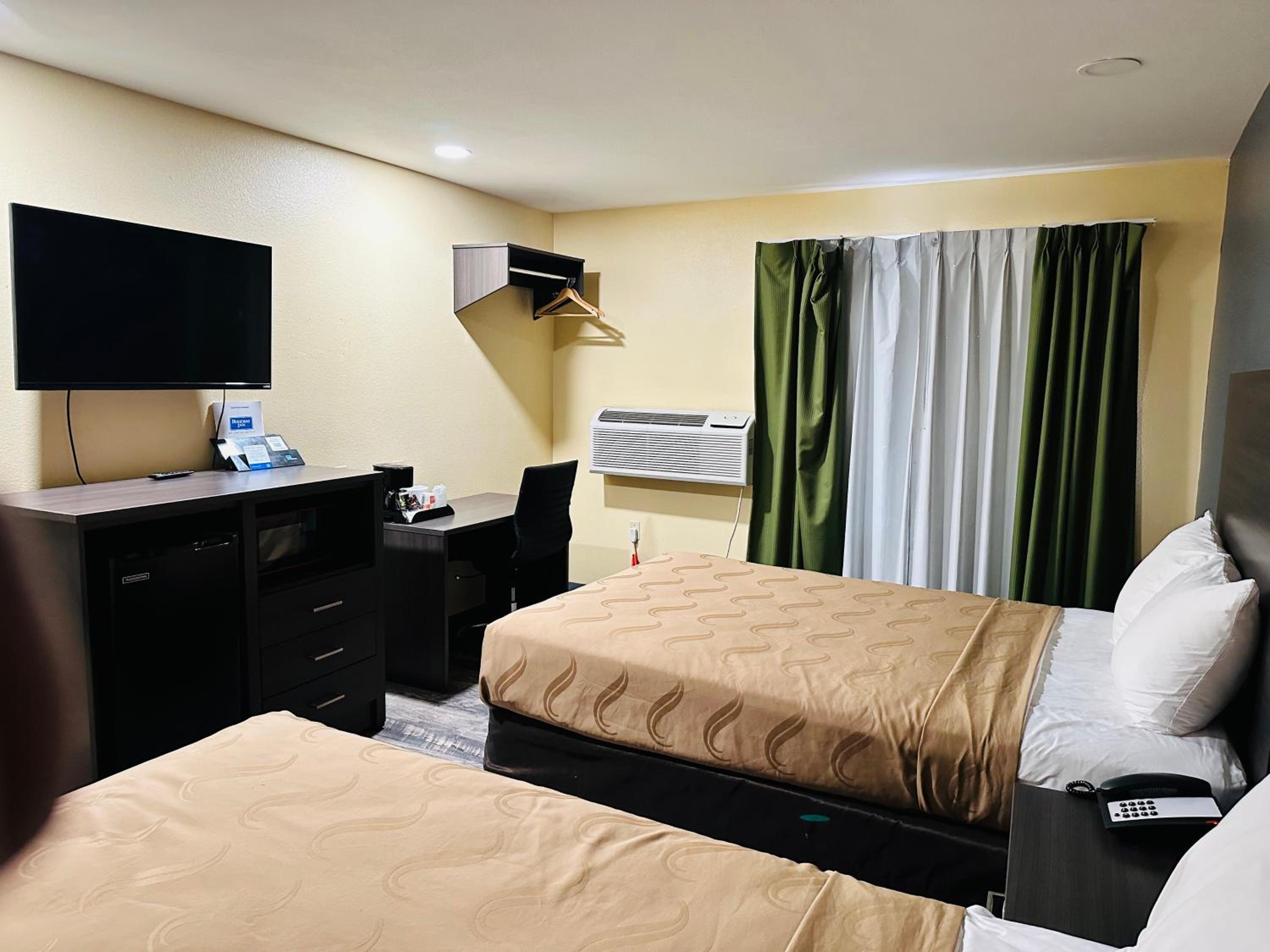 Double Room with Two Double Beds - Non-Smoking - Photo 2