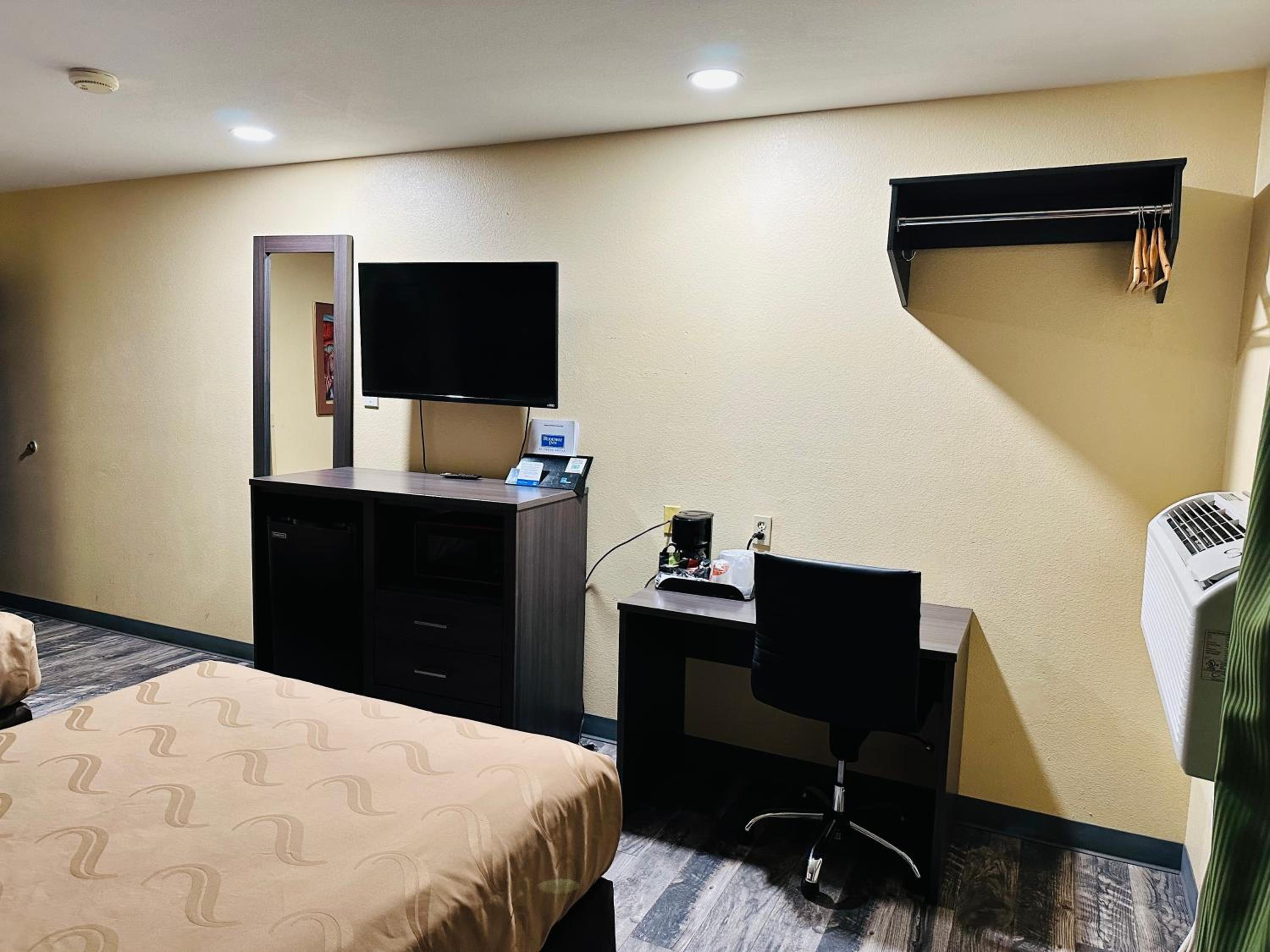 Double Room with Two Double Beds - Non-Smoking - Photo 3