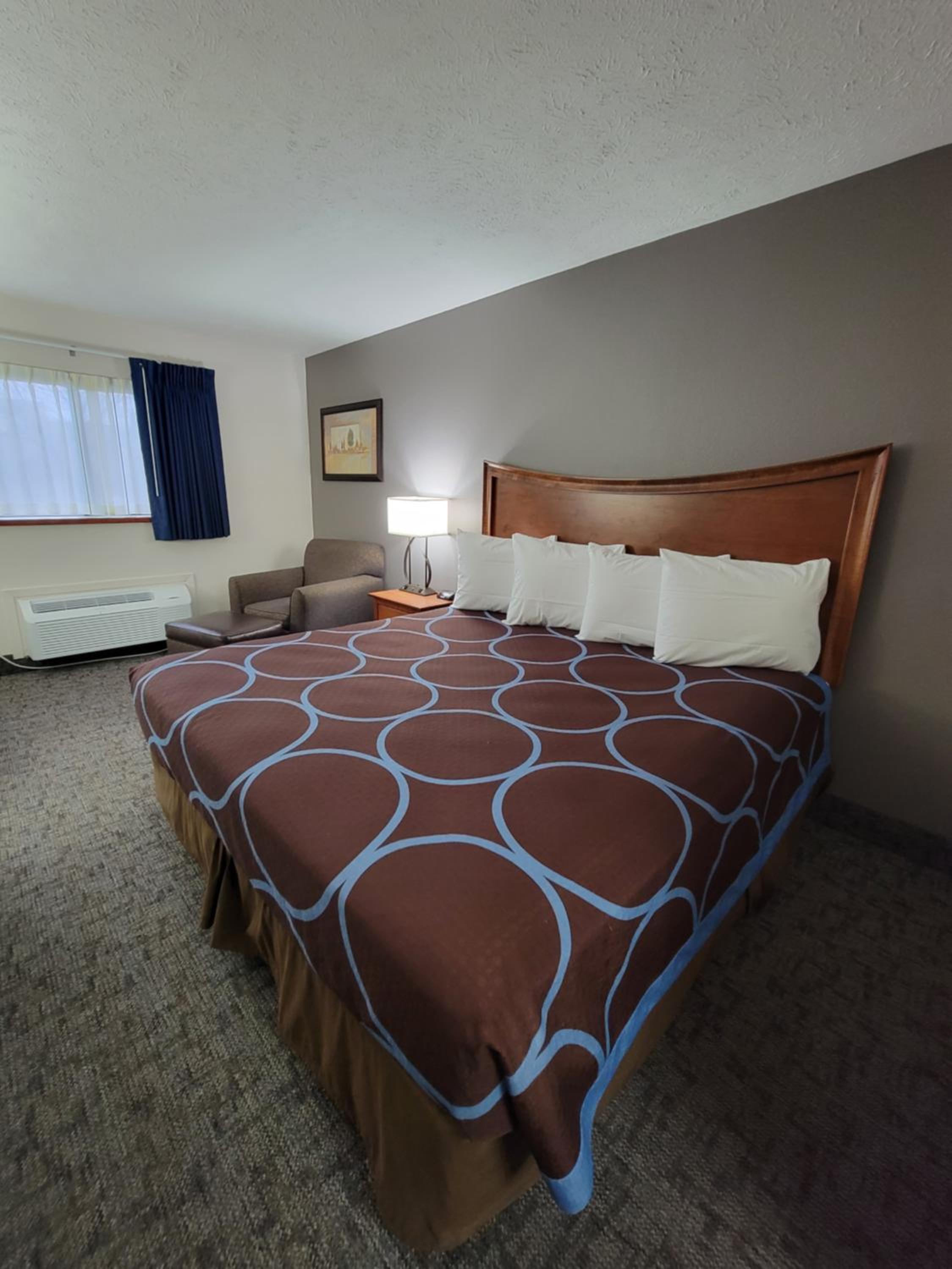 King Room - Non-Smoking - Photo 4