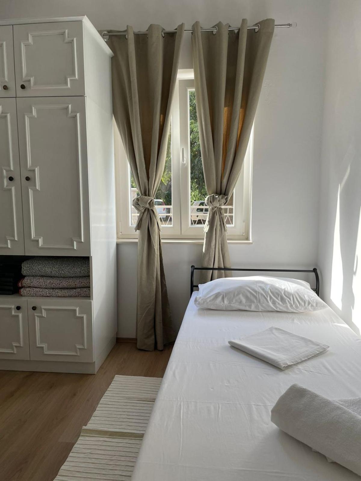 Five-Bedroom House photo 1