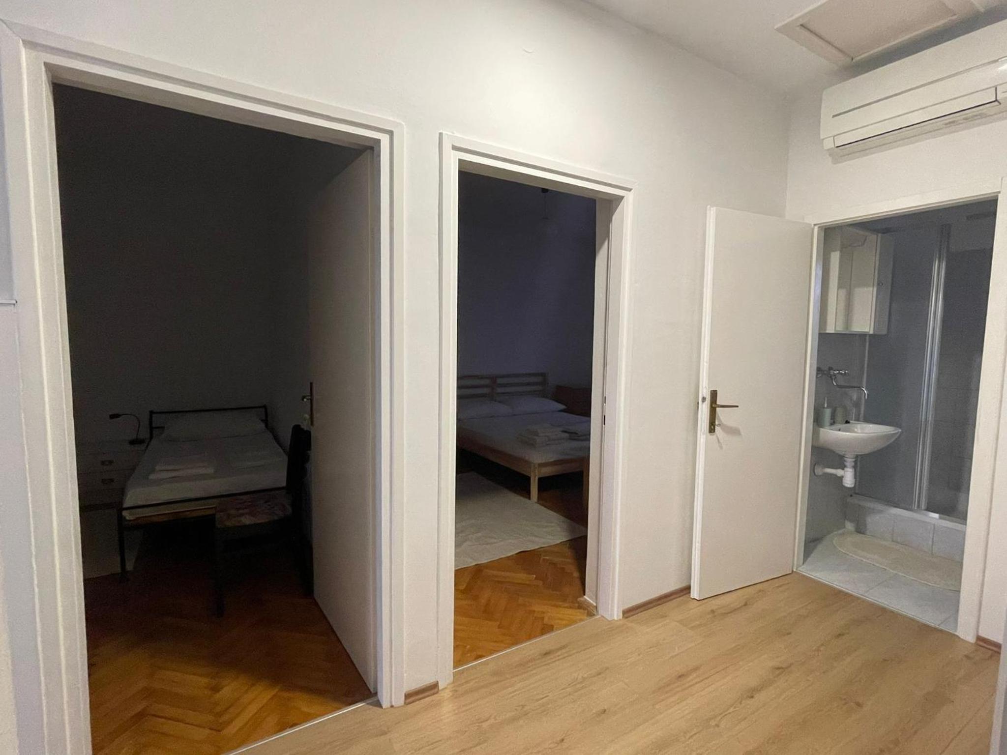 Five-Bedroom House photo 2