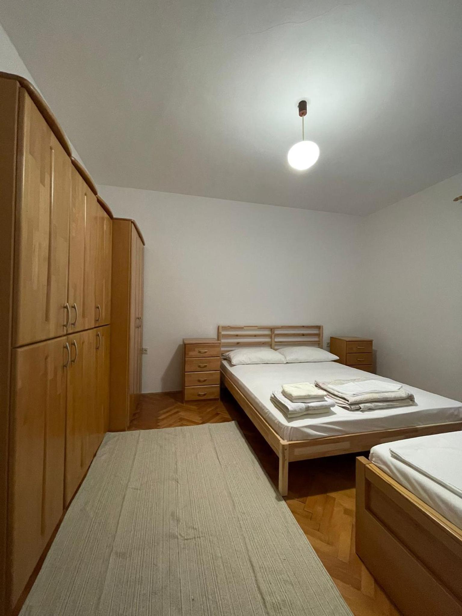 Five-Bedroom House photo 3