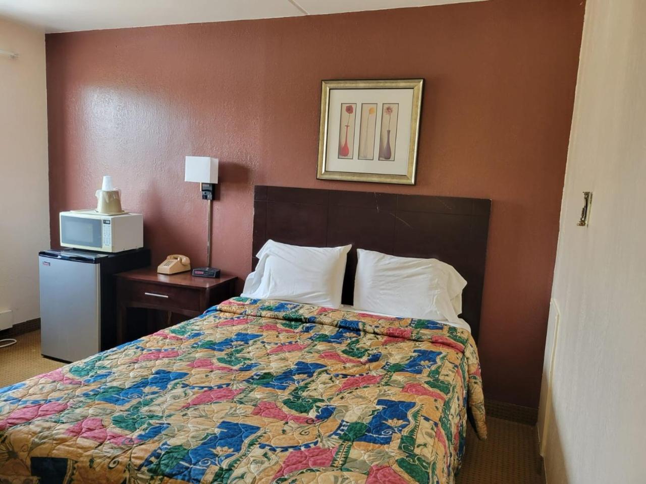 Single Room with Private Bathroom photo 1
