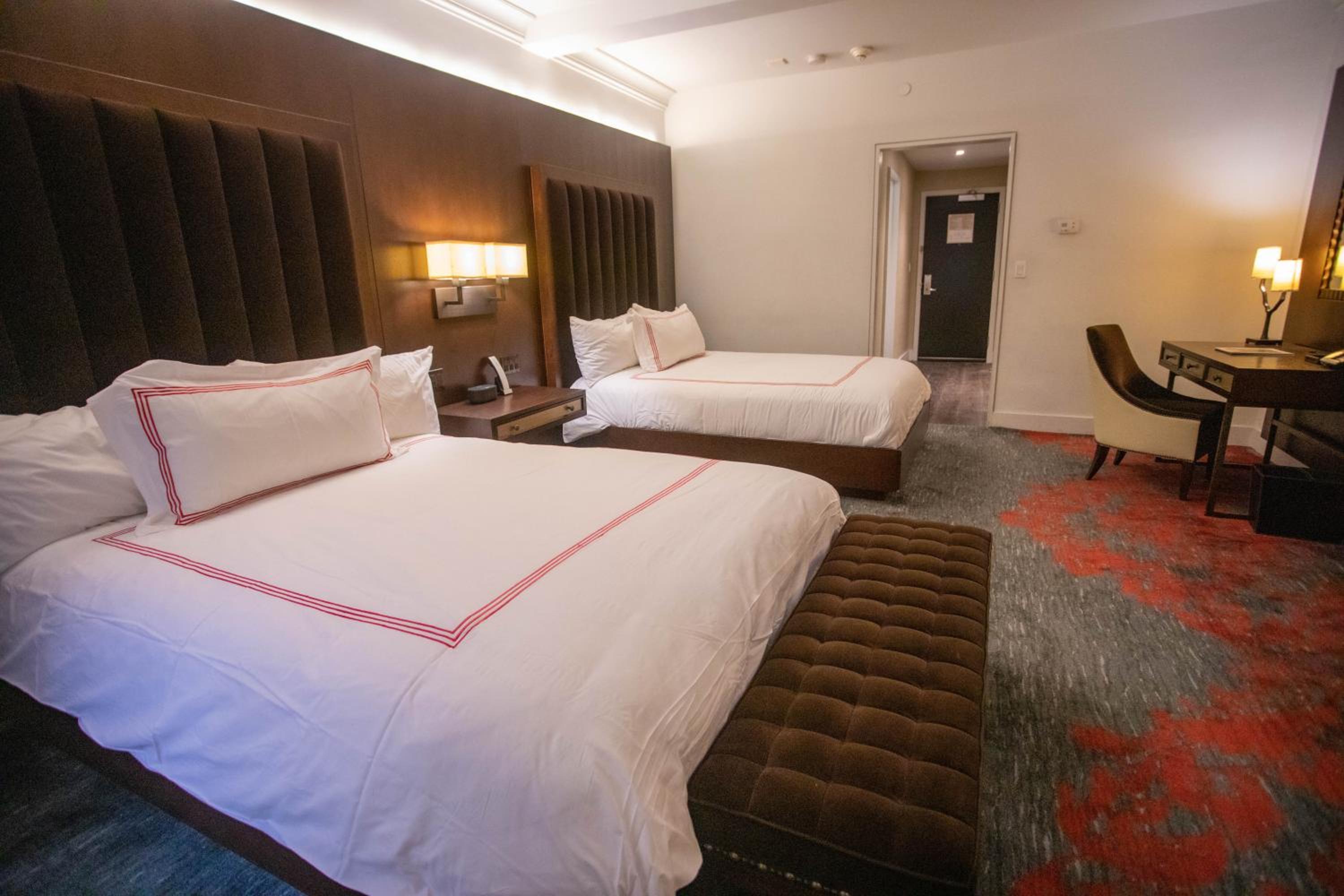 Deluxe Room With Two Queen Beds, Non-Smoking photo 2