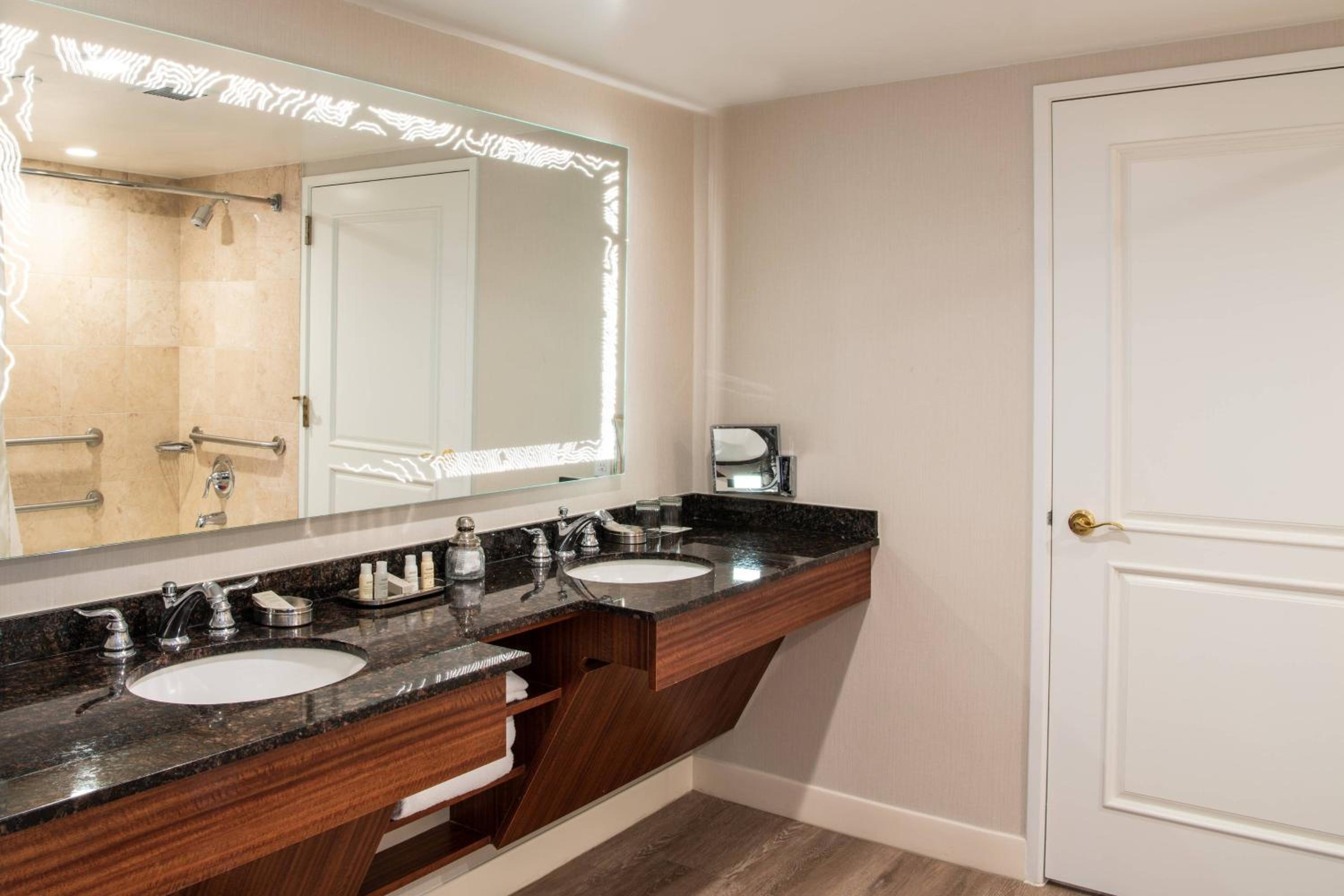 King Junior Suite with Balcony - Photo 2